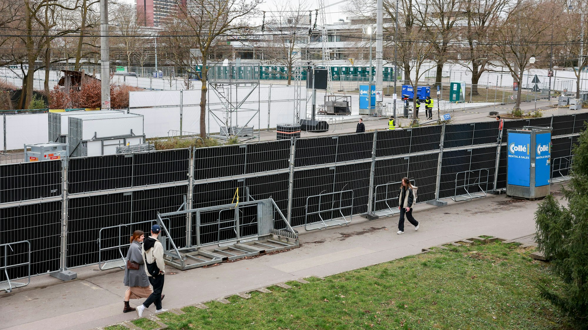 25.02.2025, Köln: Vorbereitungen für Weiberfastnacht auf der Zülpicher Straße.
Foto: Michael Bause