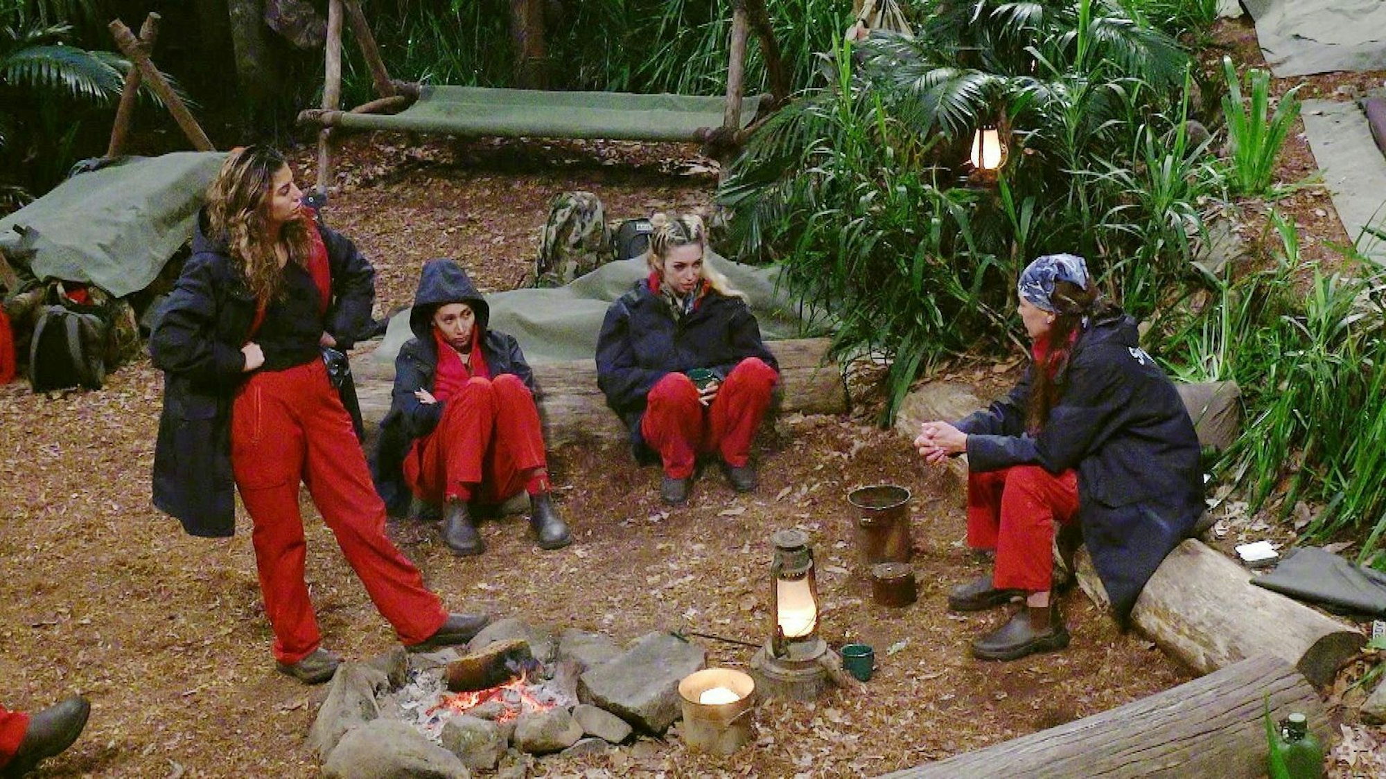 Simone (r.) wurde nach dem Tod ihres Sohnes fies angegangen - die anderen Mütter im Camp fühlen mit. (Bild: RTL)