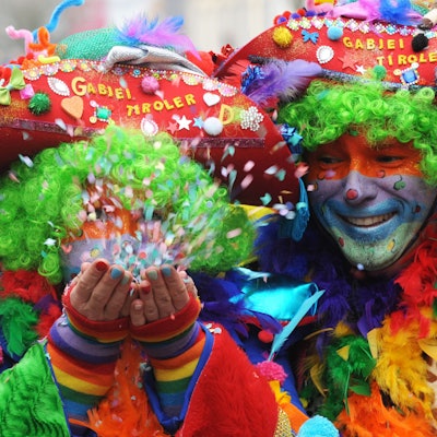 Das Foto zeigt bunt kostümierte Jecken.