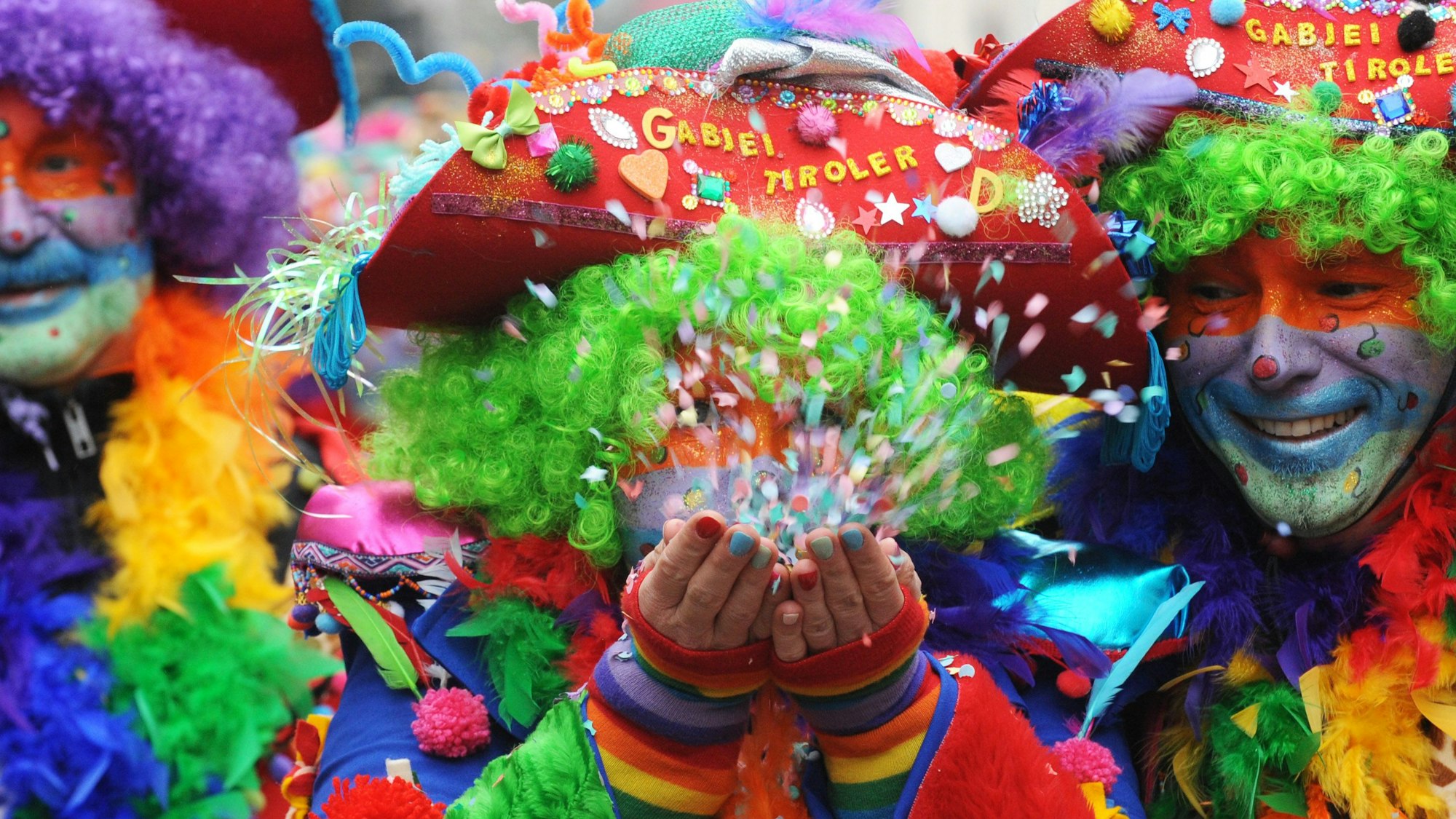 Das Foto zeigt bunt kostümierte Jecken.