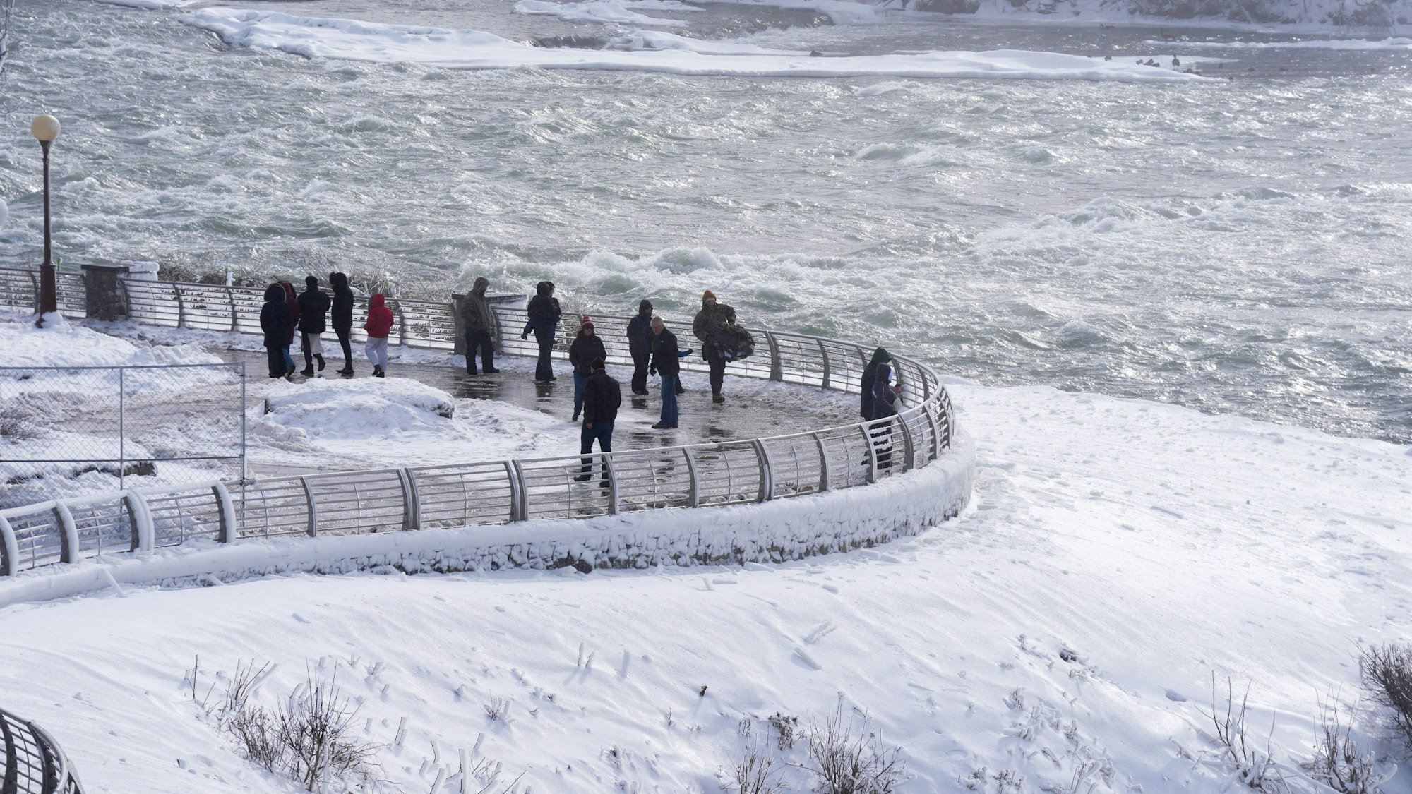 Die Niagarafälle sind teilweise vereist.