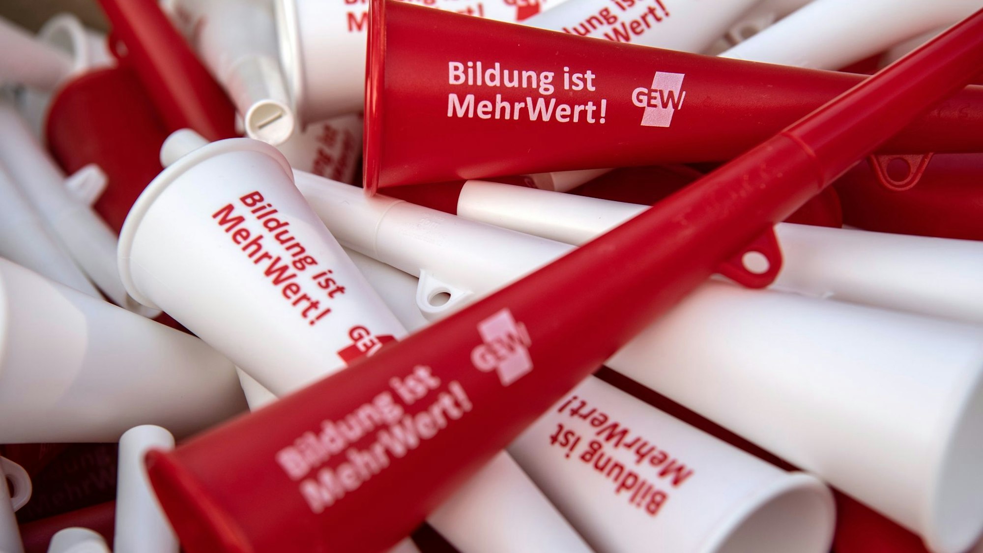 Die Gewerkschaft GEW hat in einigen Regionen von Nordrhein-Westfalen zu neuen Warnstreiks aufgerufen. (Symbolbild)