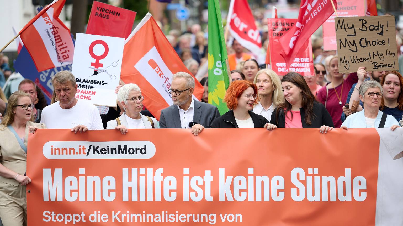 Der Gynäkologe Joachim Volz (M.) führt einen Demonstrationszug an. Nach der Fusion zweier Krankenhäuser darf Volz gemäß einer neuen Dienstanweisung des katholischen Trägers keine Schwangerschaftsabbrüche mehr durchführen. Dagegen wendet sich der langjährige Chefarzt mit einer Klage. (Archivbild)