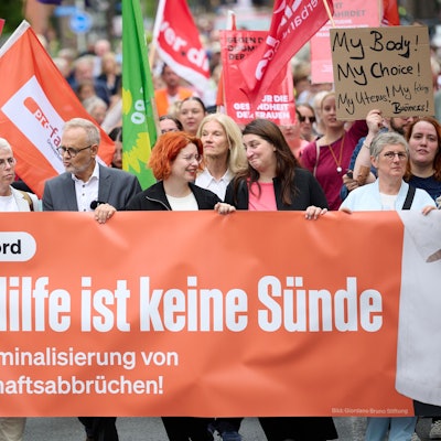 Der Gynäkologe Joachim Volz (M.) führt einen Demonstrationszug an. Nach der Fusion zweier Krankenhäuser darf Volz gemäß einer neuen Dienstanweisung des katholischen Trägers keine Schwangerschaftsabbrüche mehr durchführen. Dagegen wendet sich der langjährige Chefarzt mit einer Klage. (Archivbild)