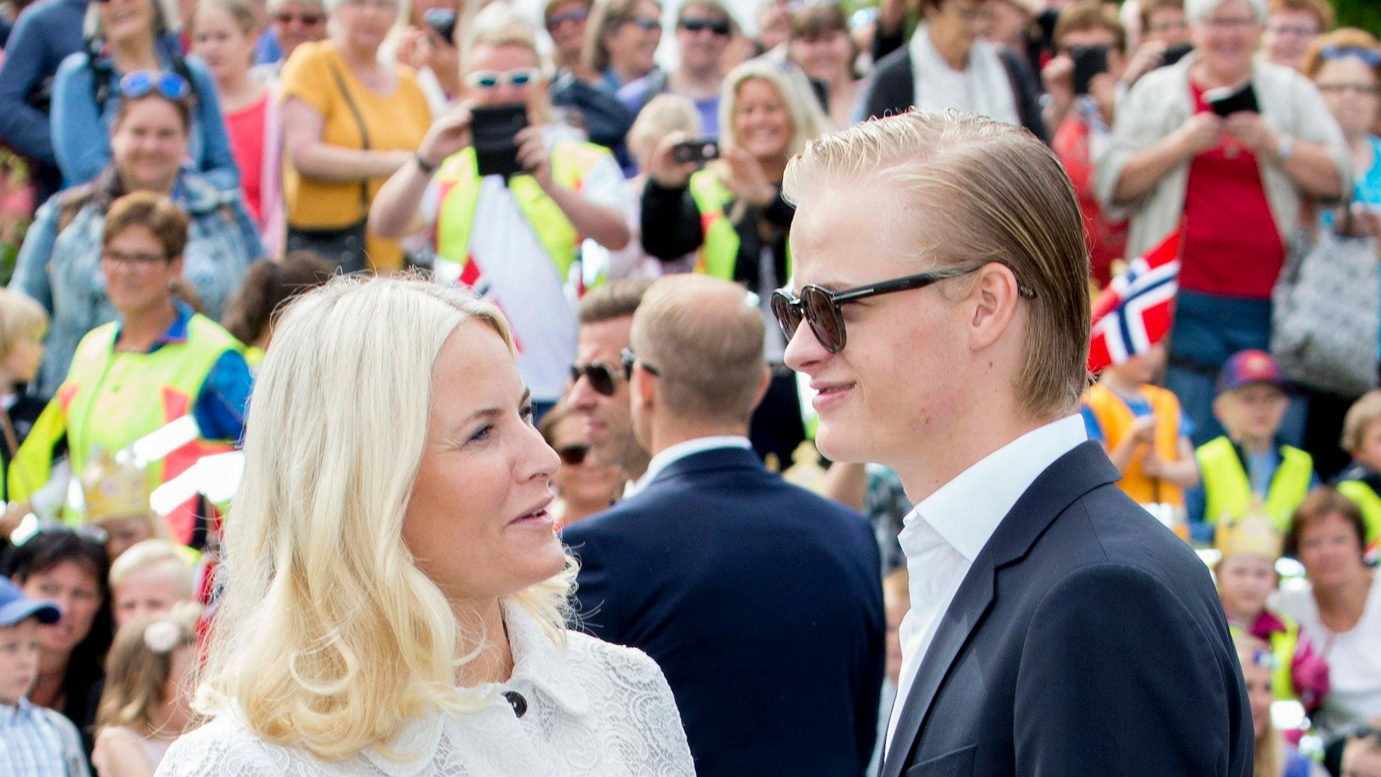 Kronprinzessin Mette-Marit lächelt neben Marius.