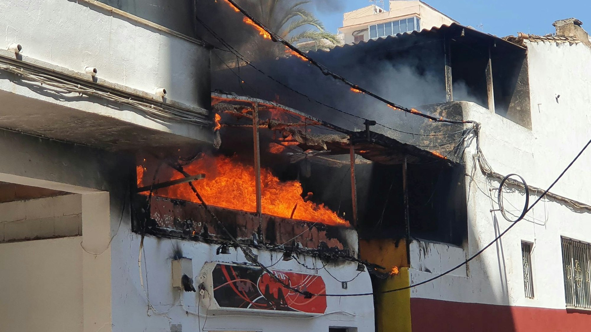 Palma de Mallorca: Das Restaurant „Why Not“ in der Nähe des Ballermanns steht am 20. Mai 2022 in Flammen. (Archivbild)