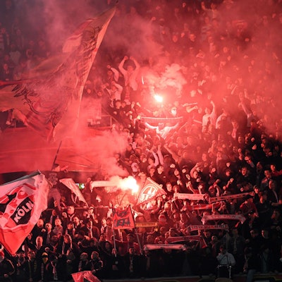 Kölner Fans brennen Pyrotechnik ab. (Archivbild)