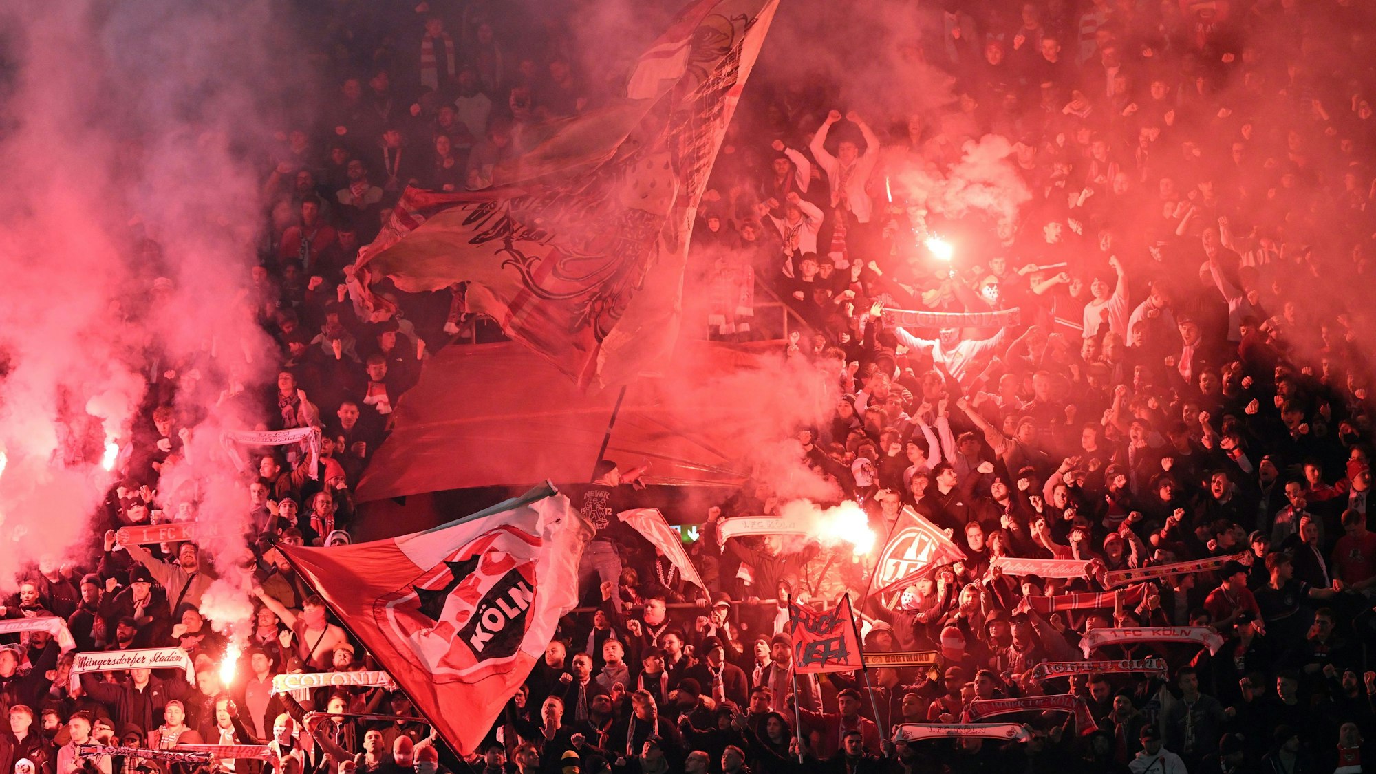 Kölner Fans brennen Pyrotechnik ab. (Archivbild)