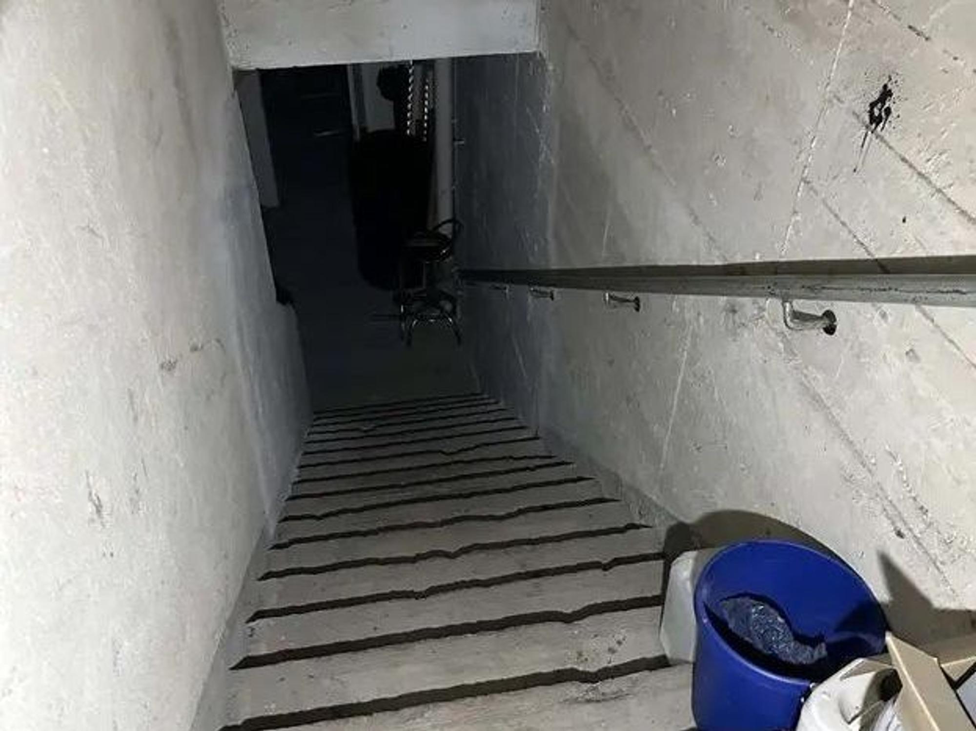 Eine Treppe führt in das Untergeschoss des Bunkers in Neuss.
