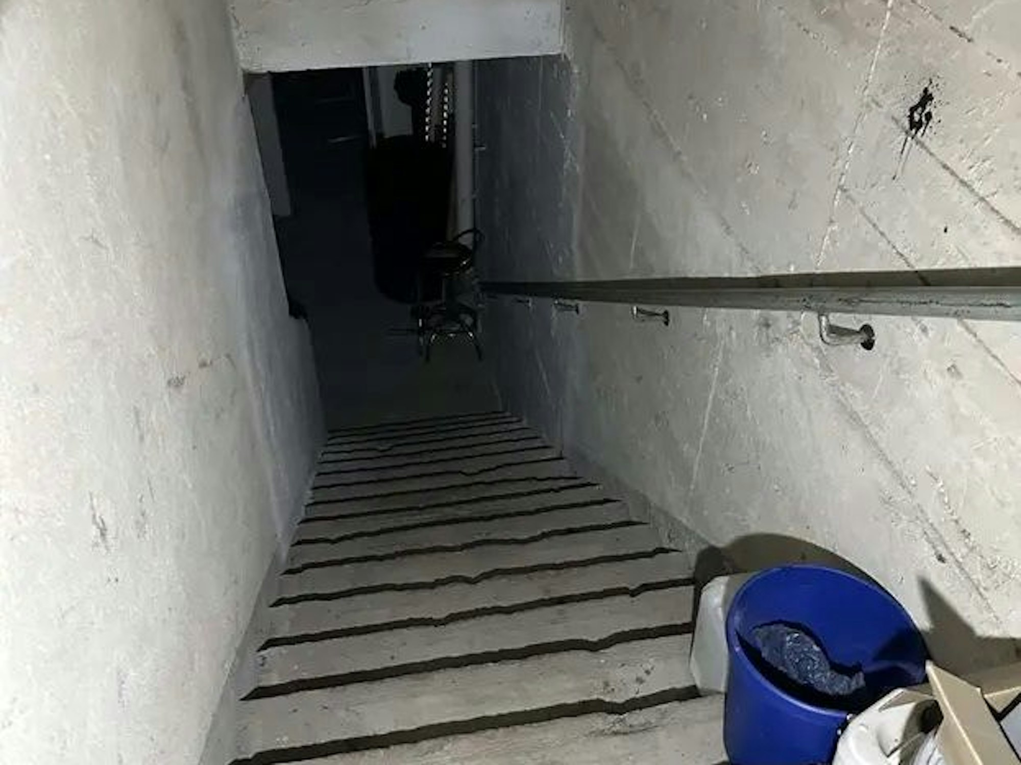 Eine Treppe führt in das Untergeschoss des Bunkers in Neuss.
