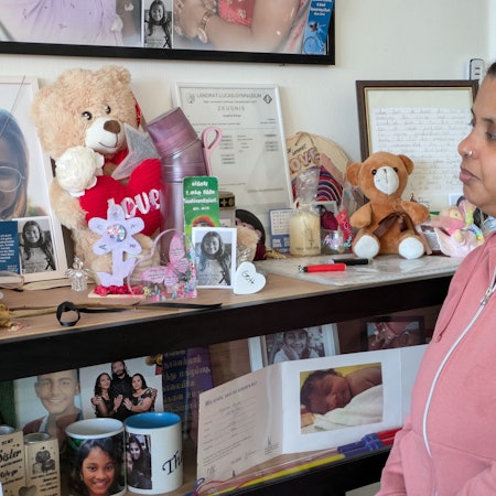 Merin Ranjan betrachtet ein Foto ihrer Tochter Angelina.