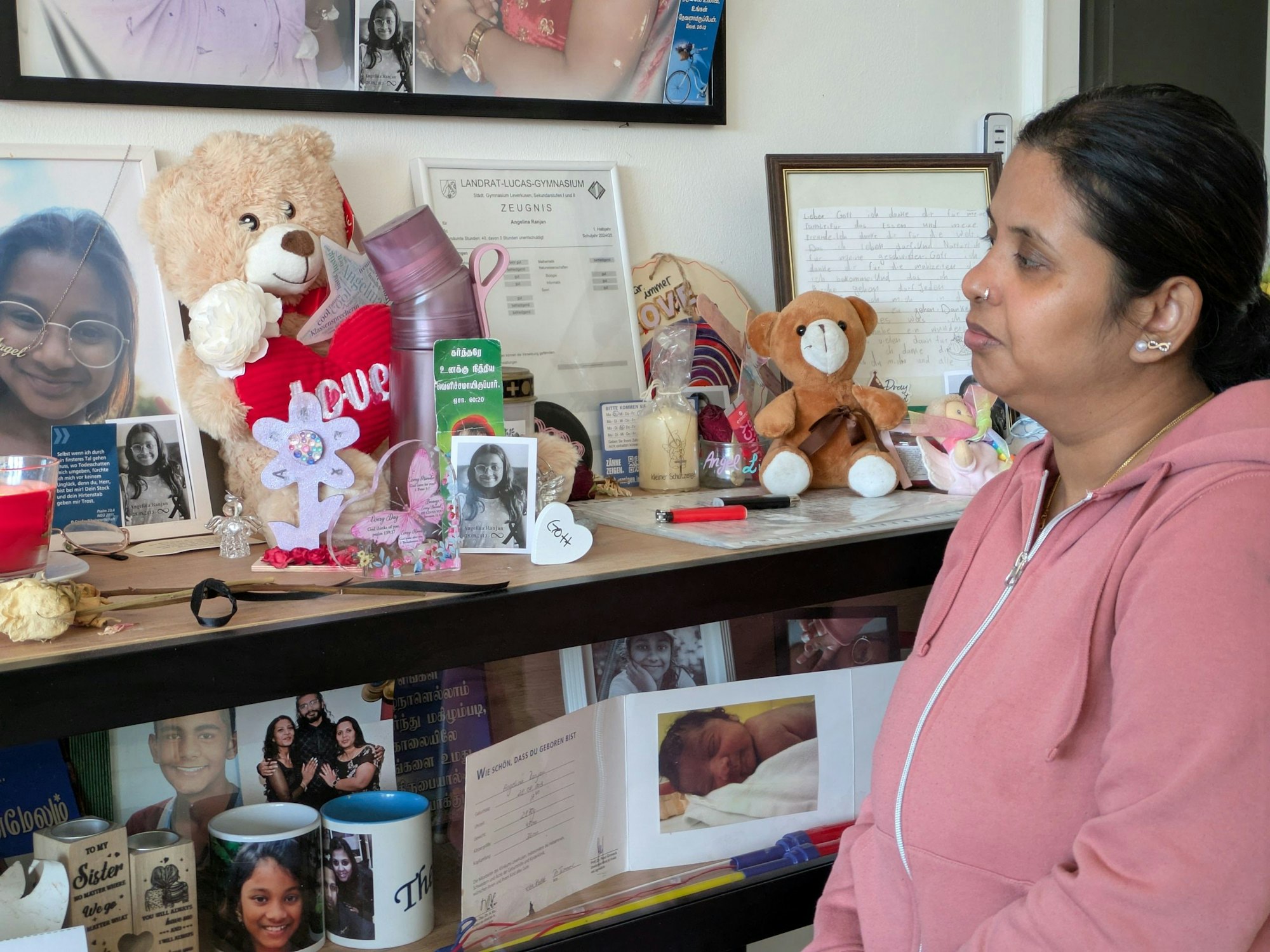 Merin Ranjan betrachtet ein Foto ihrer Tochter Angelina.