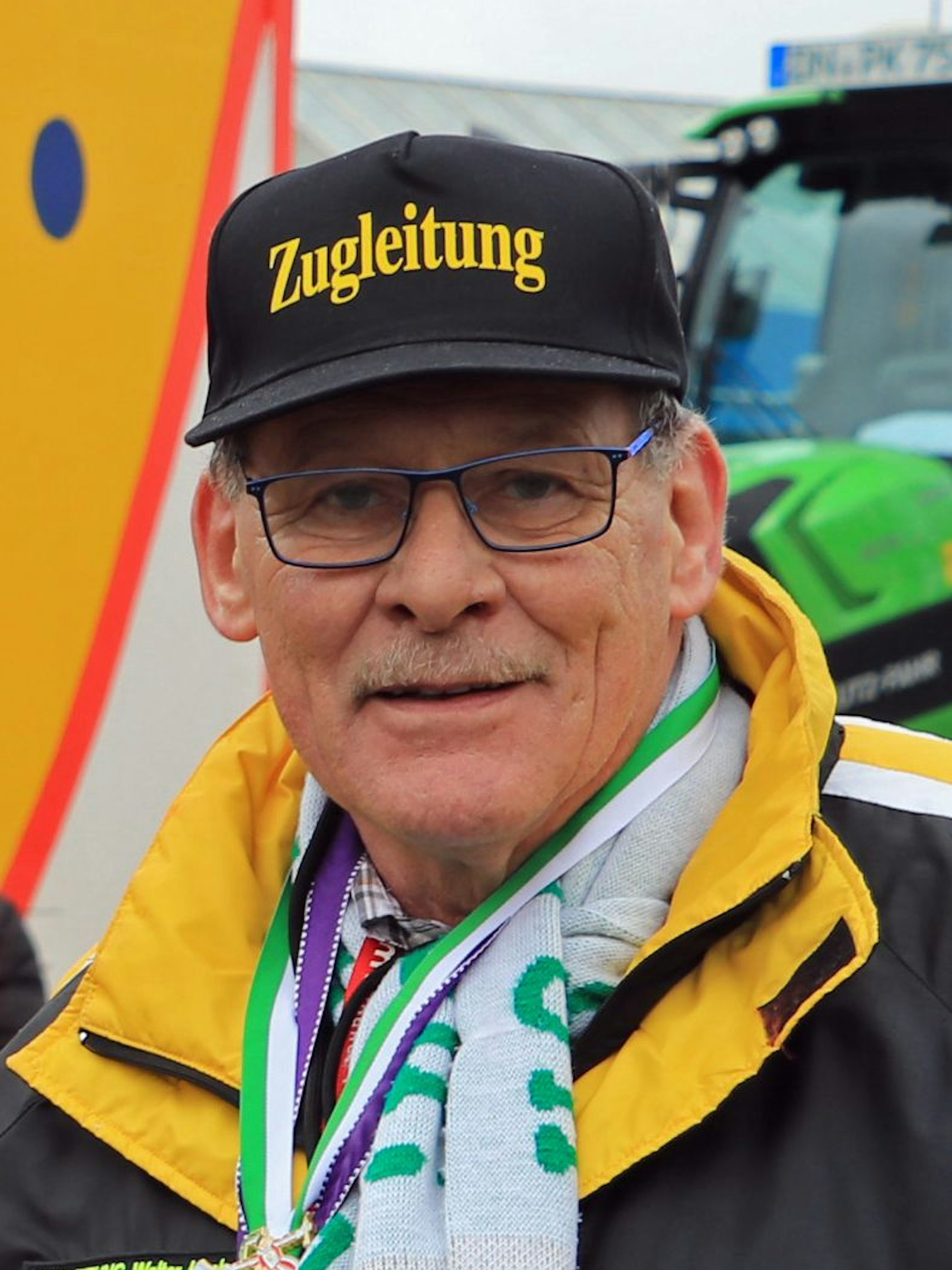 Erich Braun ist Zugleiter des großen Karnevalzugs in der Frechener Innenstadt.