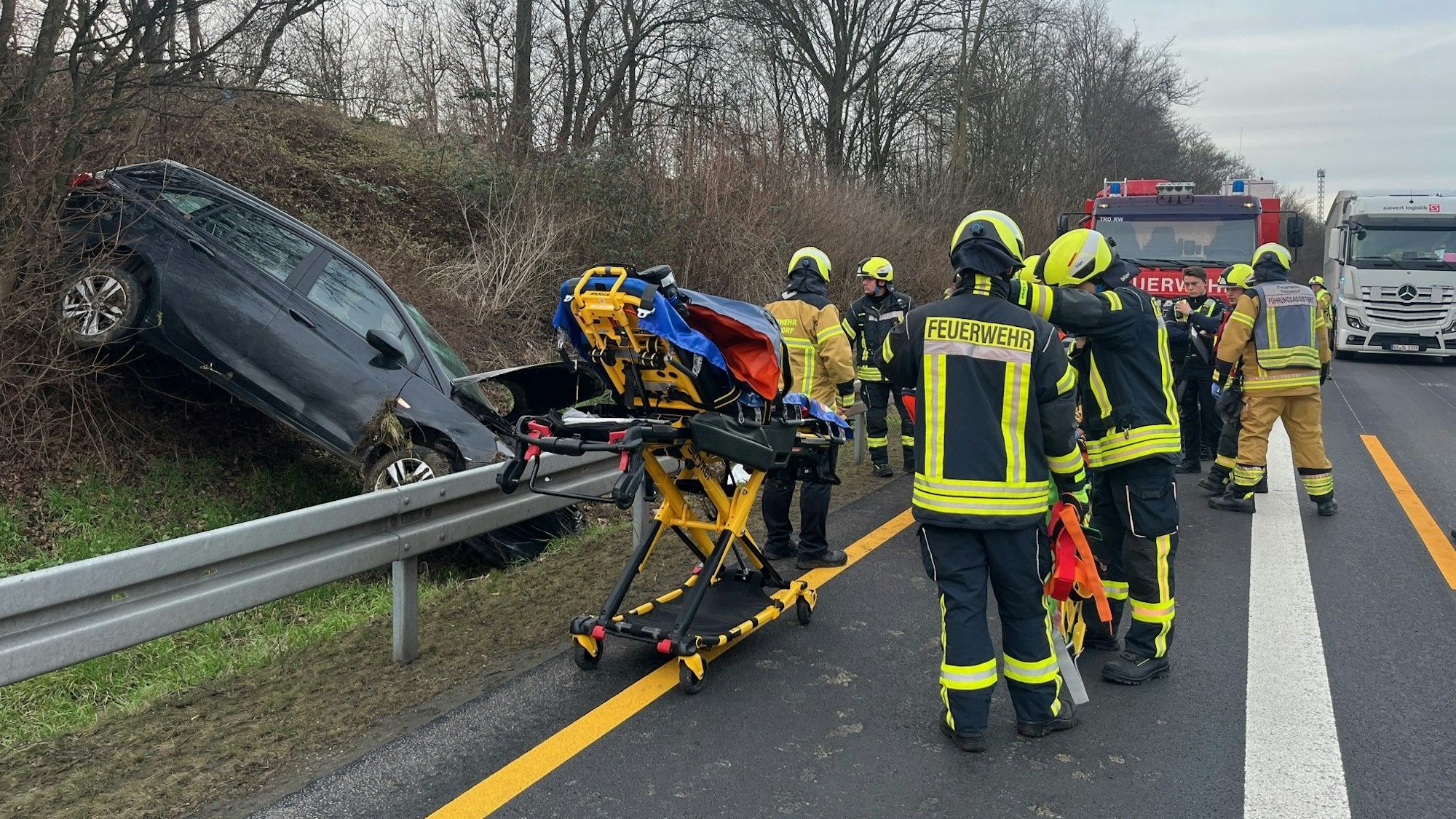 Der Fahrer wurde zunächst neben seinem Wagen behandelt, bevor er in einen Rettungswagen gebracht wurde.