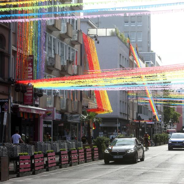 Das Geschehen spielt sich kurz vor dem CSD im Jahr 2022 in der Schaafenstraße ab.