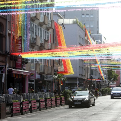 Das Geschehen spielt sich kurz vor dem CSD im Jahr 2022 in der Schaafenstraße ab.