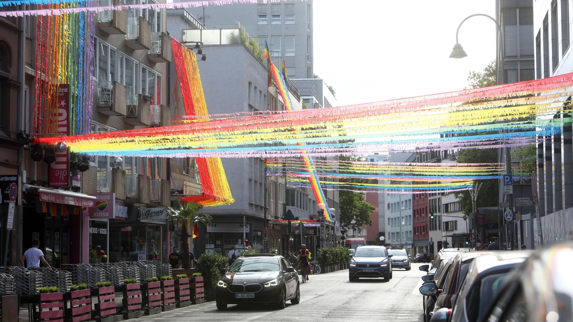 Das Geschehen spielt sich kurz vor dem CSD im Jahr 2022 in der Schaafenstraße ab.