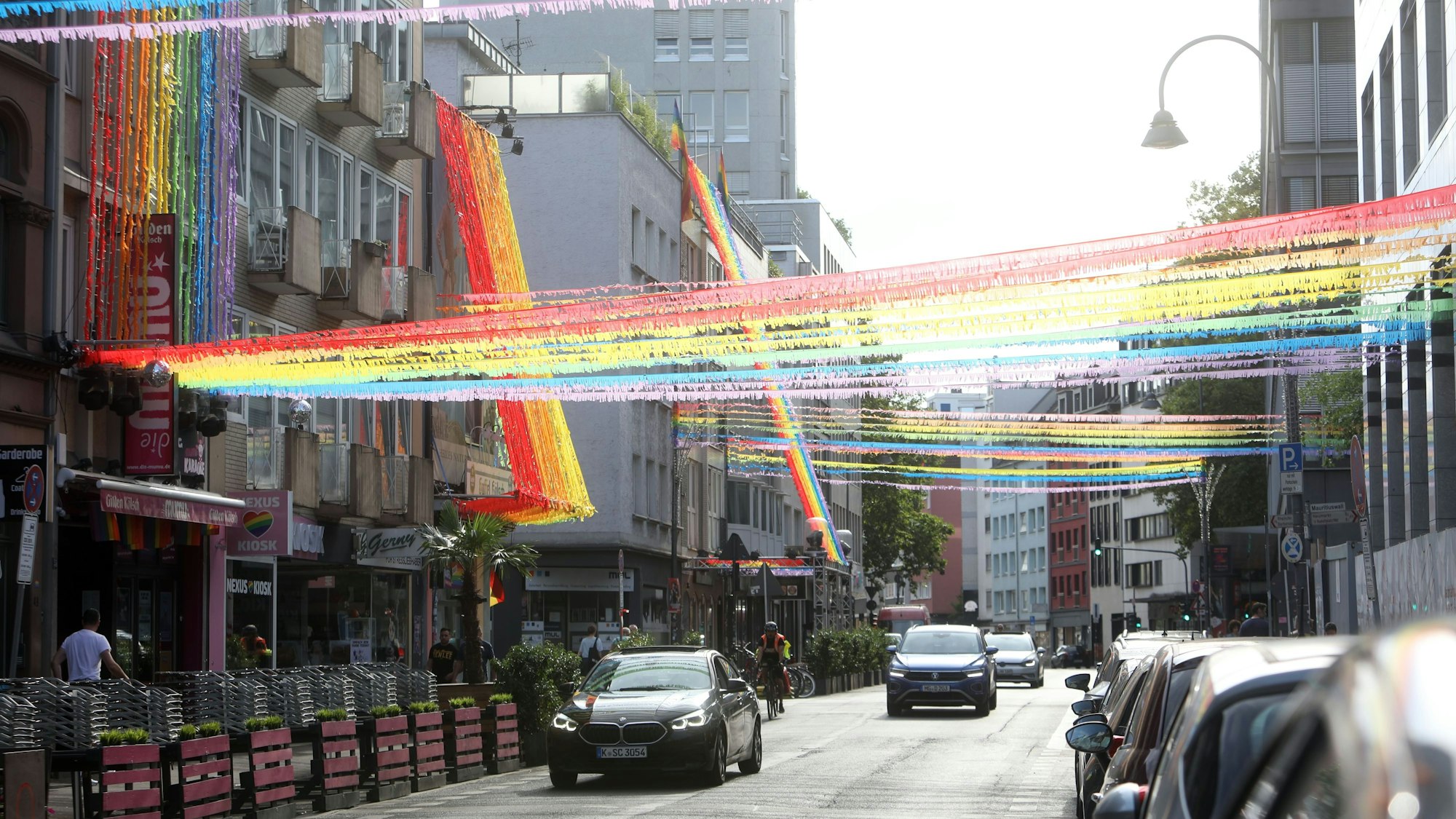 Das Geschehen spielt sich kurz vor dem CSD im Jahr 2022 in der Schaafenstraße ab.