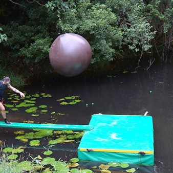 Kurz vor dem fatalen Sturz: Gil bei der Dschungelprüfung (Bild: RTL)