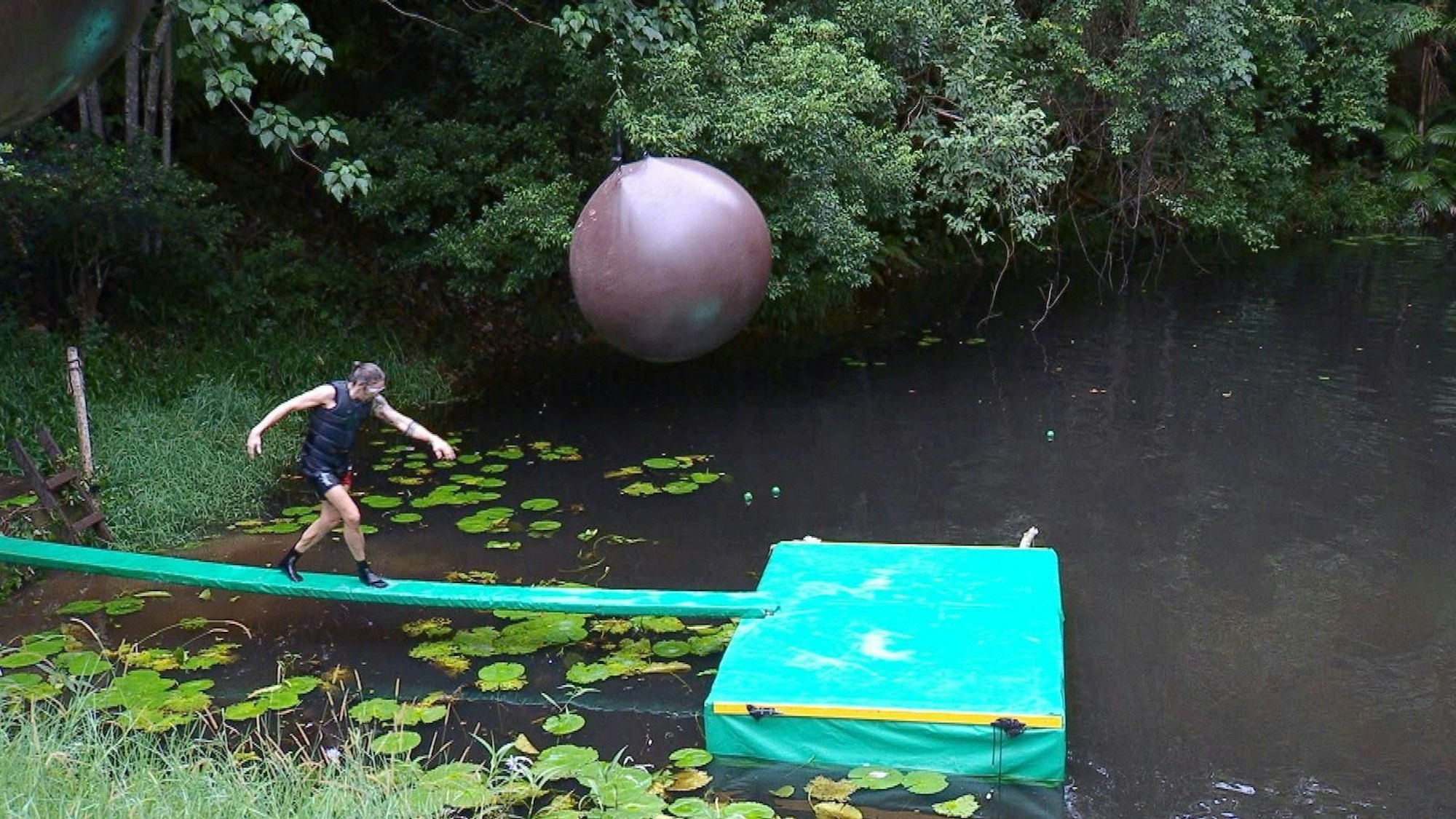 Kurz vor dem fatalen Sturz: Gil bei der Dschungelprüfung (Bild: RTL)