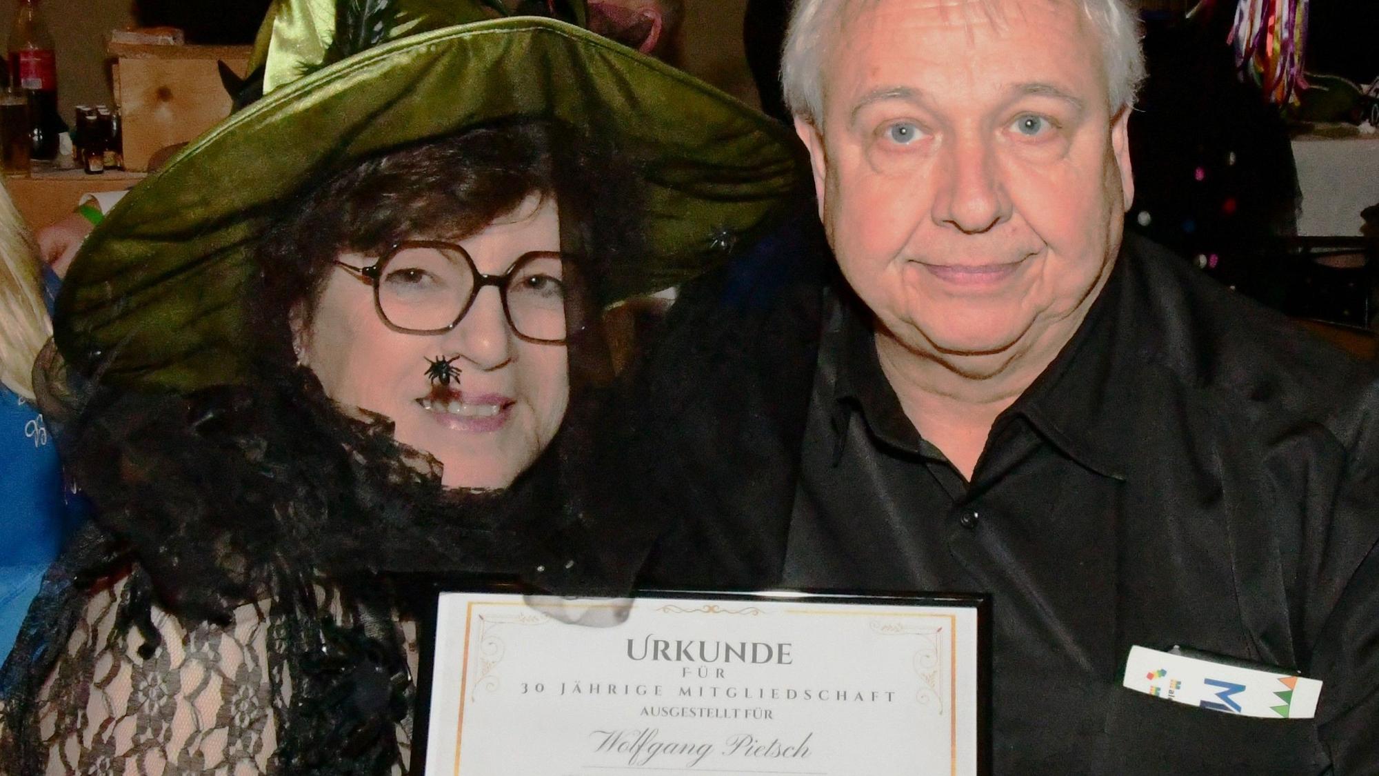 Wolfgang Pietsch und seine Frau Silvia halten eine Urkunde.