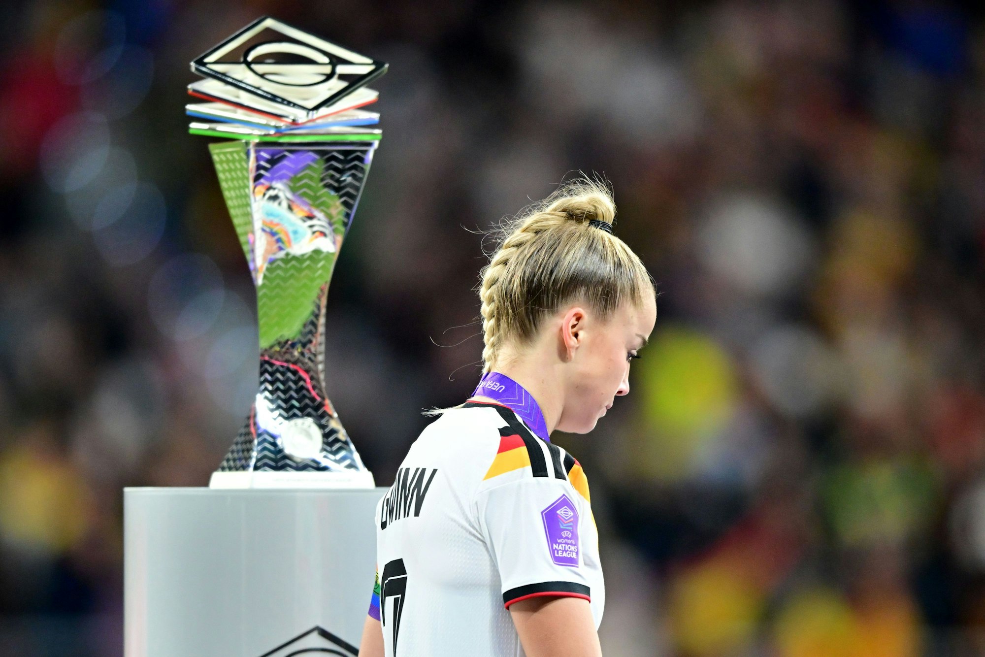 Deutschlands Giulia Gwinn geht nach der Niederlage gegen Spanien enttäuscht am Pokal vorbei.