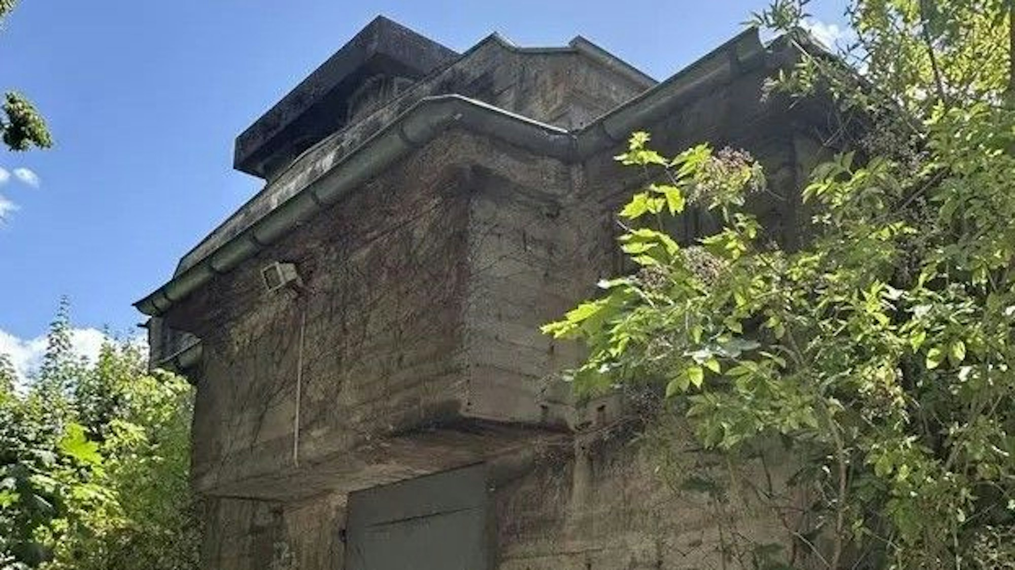 Massive Wände: Die Bausubstanz der Immobilie in Neuss ist durchaus solide zu nennen.