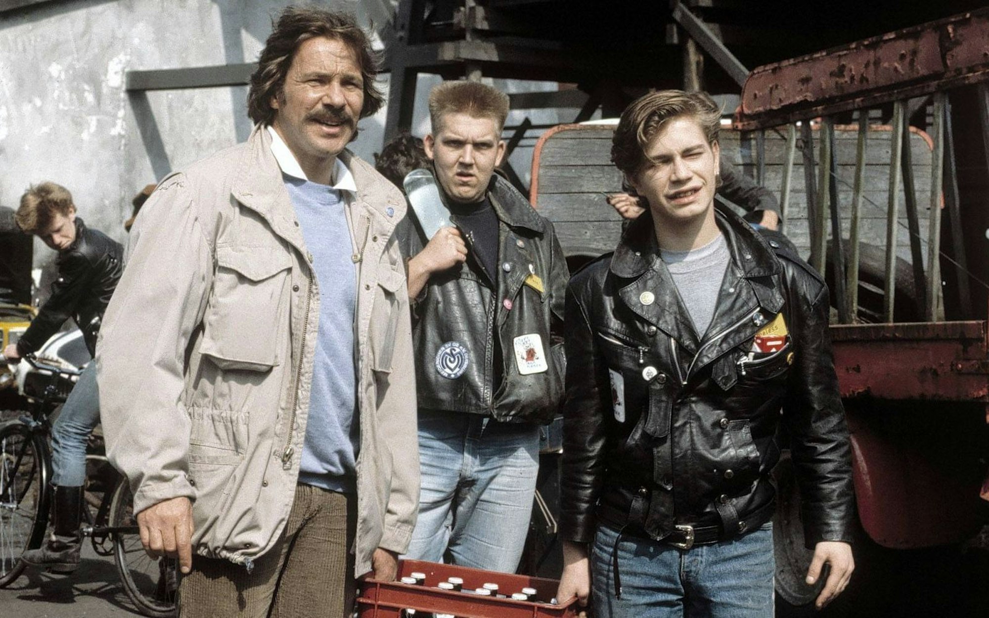 Im Schimanski-“Tatort“ „Zweierlei Blut“ (1984) verkörperte BVB-Fan Dietmar Bär (Bild, Mitte) einen MSV-Duisburg-Hooligan. (Bild: IMAGO / United Archives)