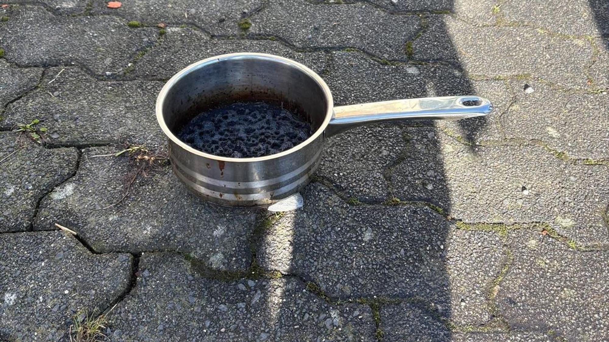 Der Topf, der die Rauchentwicklung auslöste. Das Essen darin ist schon nicht mehr als Essen zu erkennen.