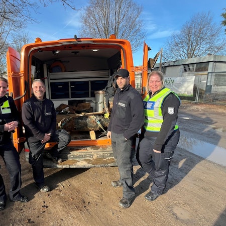 Das Foto zeigt Sarah Kück (Einsatzleitung Kommunaler Ordnungsdienst der Stadt Köln), Marcel Biewald (KBD), Michael Hilgers (KBD) und Nadine Kordowski (KOD) mit der entschärften Weltkriegsbombe.