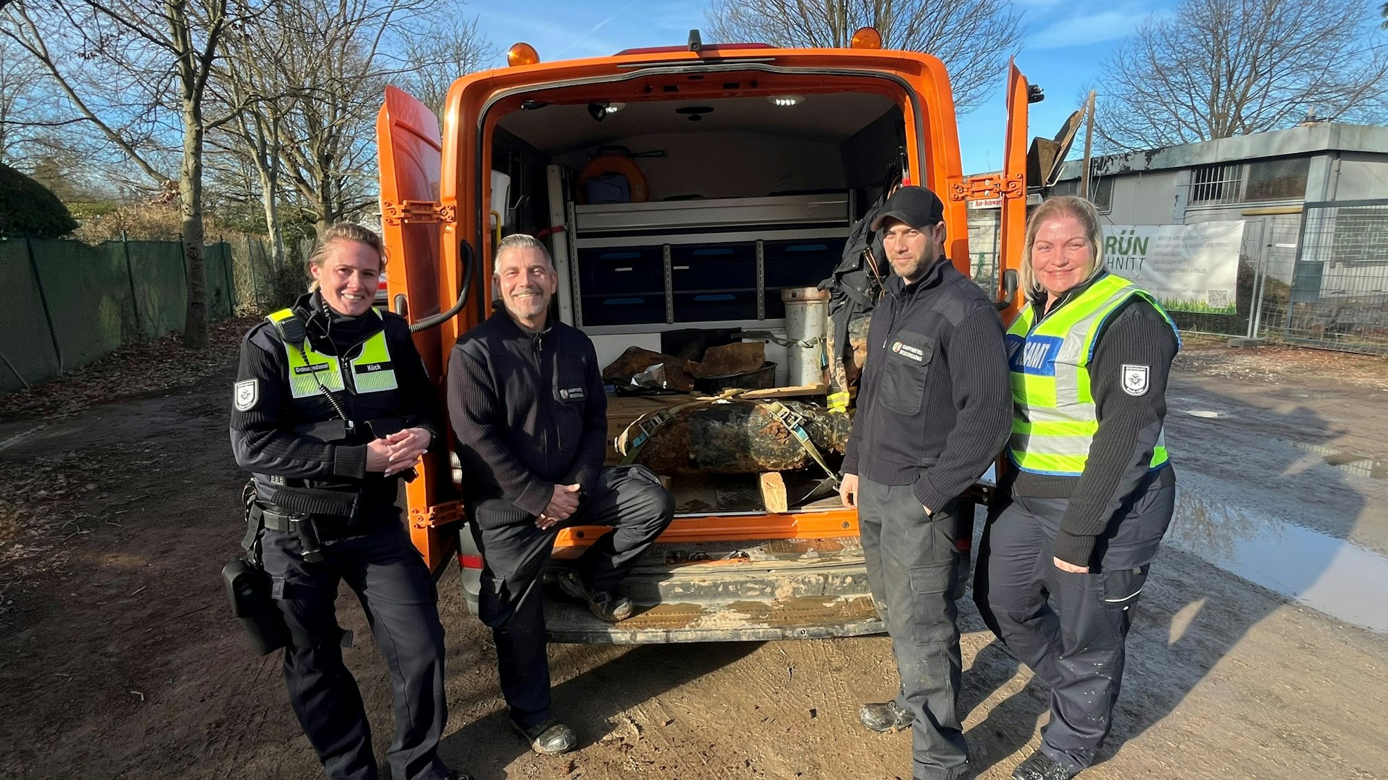 Das Foto zeigt Sarah Kück (Einsatzleitung Kommunaler Ordnungsdienst der Stadt Köln), Marcel Biewald (KBD), Michael Hilgers (KBD) und Nadine Kordowski (KOD) mit der entschärften Weltkriegsbombe.