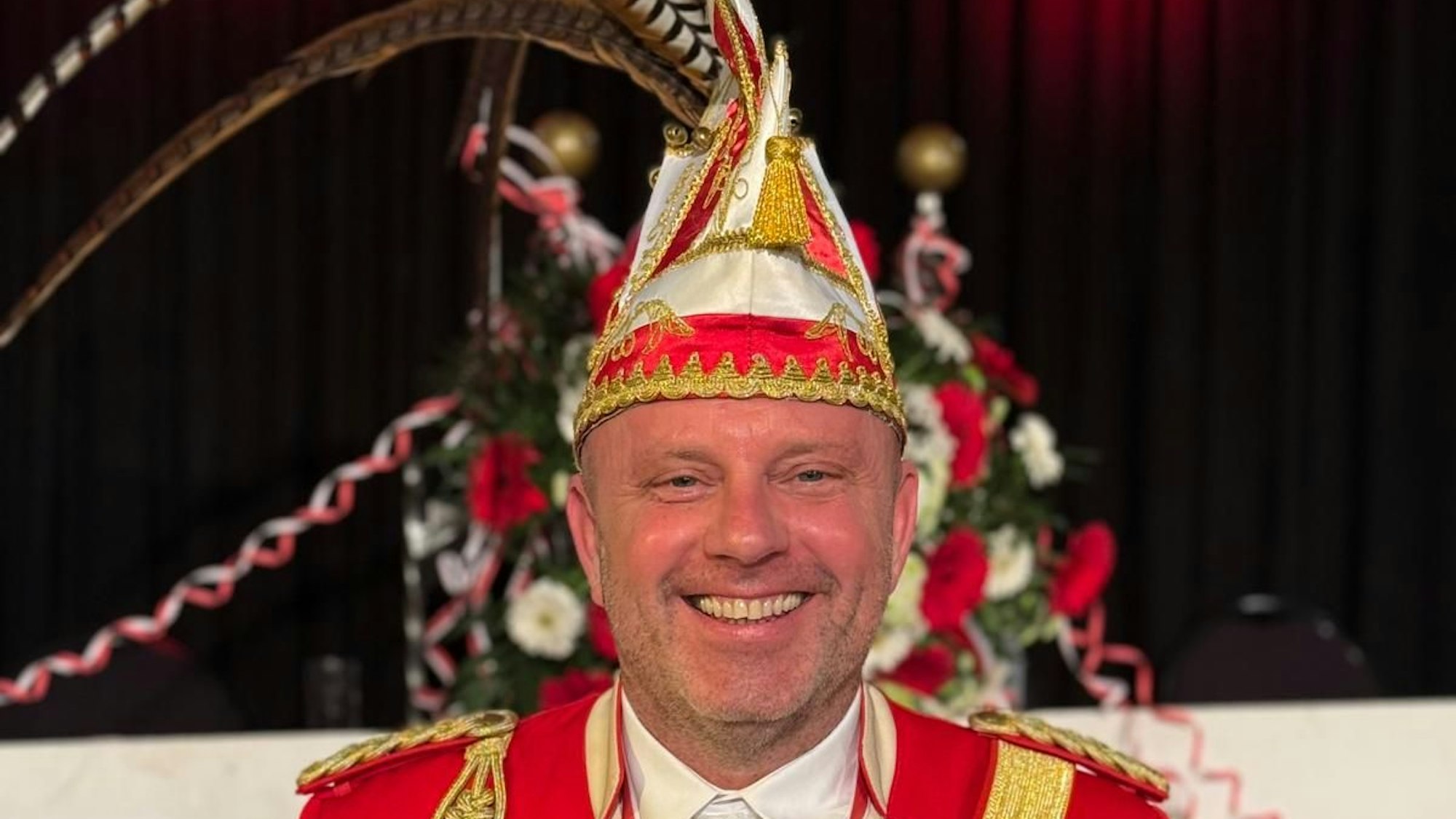 Zu sehen ist Robert Lepper, Präsident der Bedburger Narrenzunft, im Ornat.