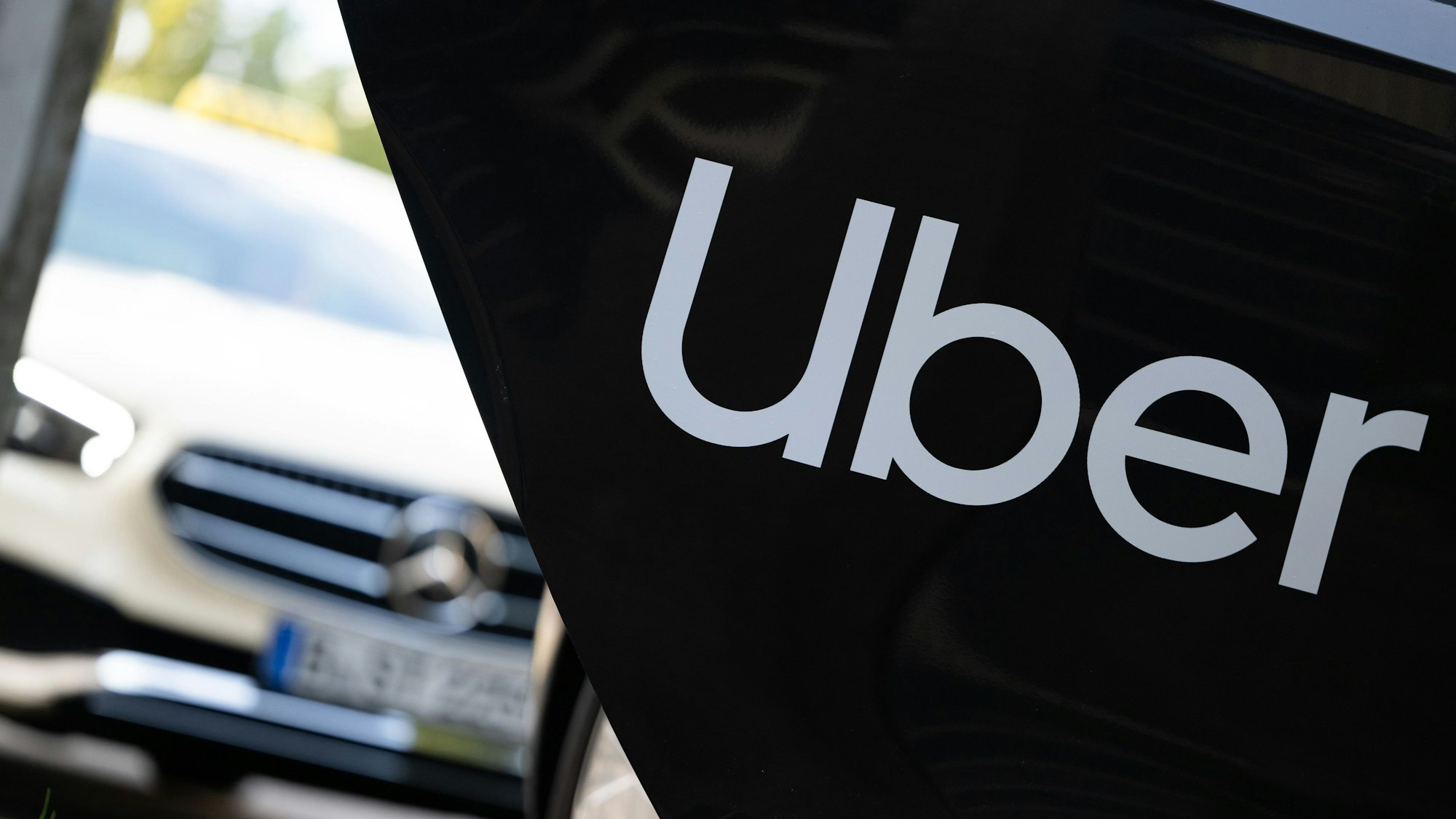 Der Streit über Mindestpreise für Mietwagenfahrten in Köln könnte vor dem Verwaltungsgericht landen, wenn die Stadt am Donnerstag entsprechende Beschlüsse herbeiführt. (Symbolbild)