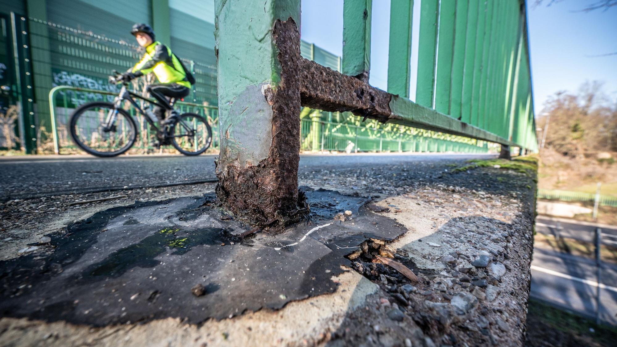 Die Rad- und Fußwegbrücke am Bahnhof über der Rathenaustraße hat eine Renovierung nötig. Im Sommer möchte man die Arbeit angehen. Bild: Ralf Krieger