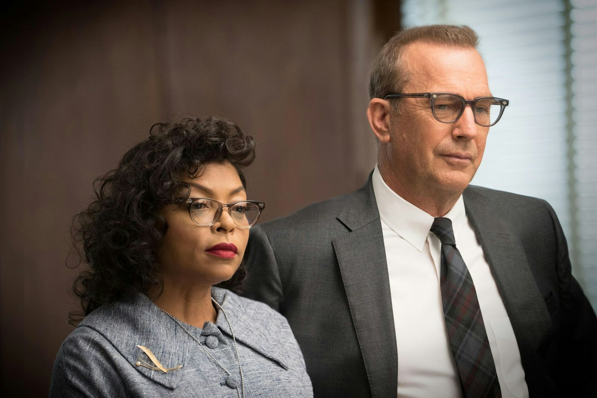 Al Harrison (Kevin Costner) schert sich nicht um Hautfarben, sondern um Ergebnisse und holt die Mathematikerin Katherine Johnson (Taraji P. Henson) in sein Team. (Bild: 2016 Twentieth Century Fox Film Corporation. All rights reserved. / Peter „Hopper“ Stone)