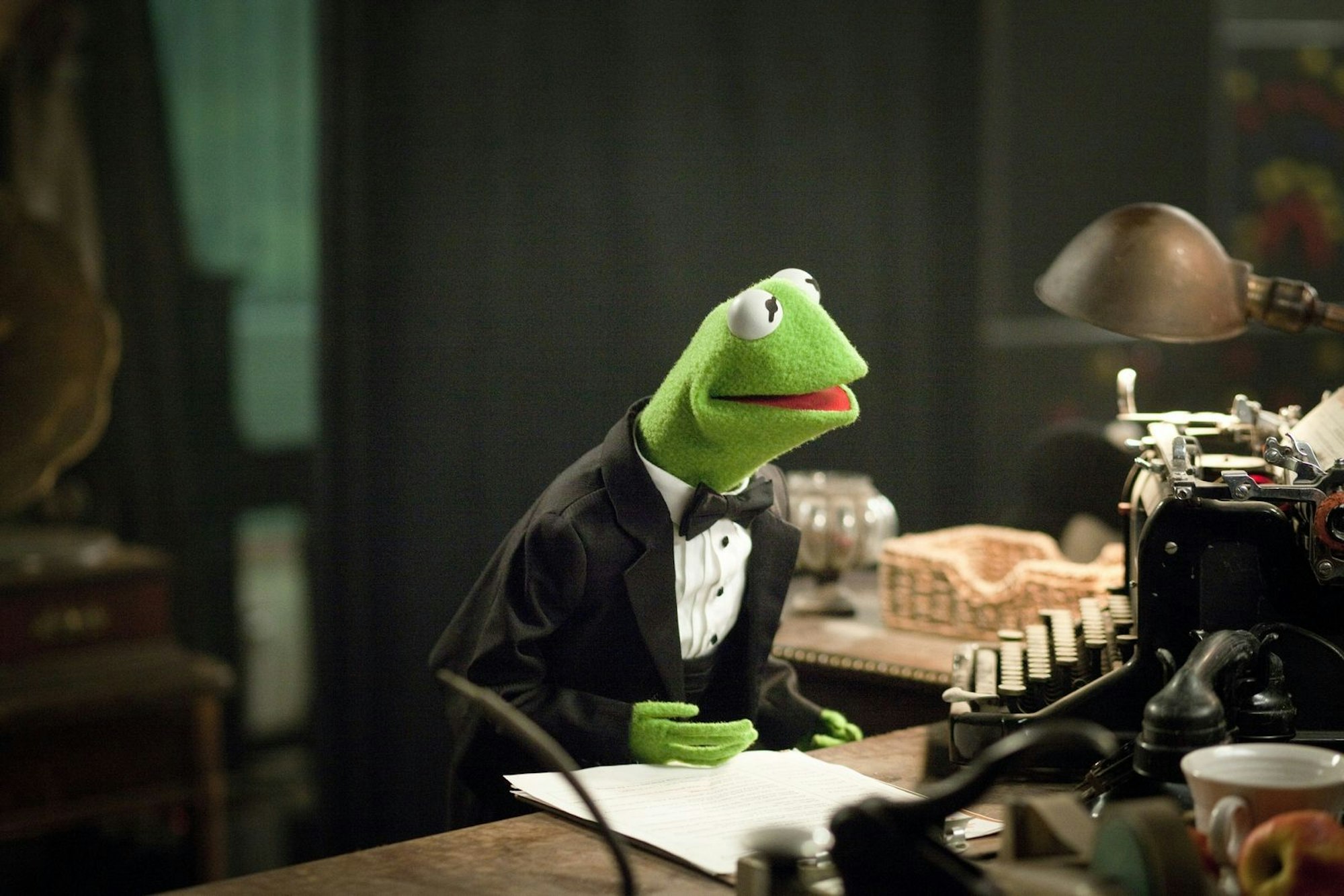Schon 1955 baute der damals 18-jährige Jim Henson seinen ersten Kermit aus einem halbierten Pingpong-Ball und einem Mantel seiner Mutter. (Bild: 2011 Disney Enterprises)