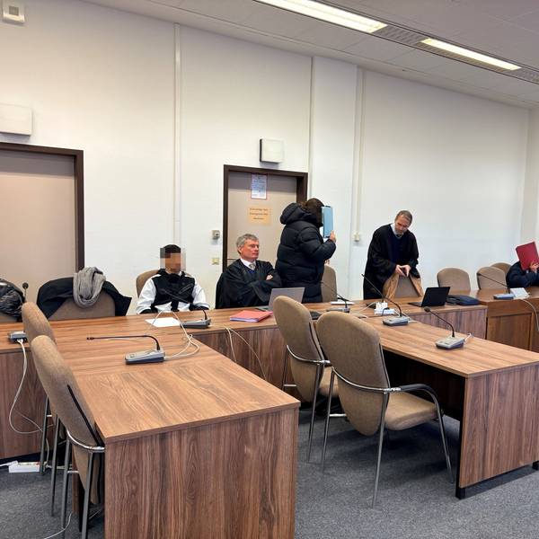 Die drei Angeklagten mit ihren Verteidigern beim Prozessauftakt im Kölner Landgericht