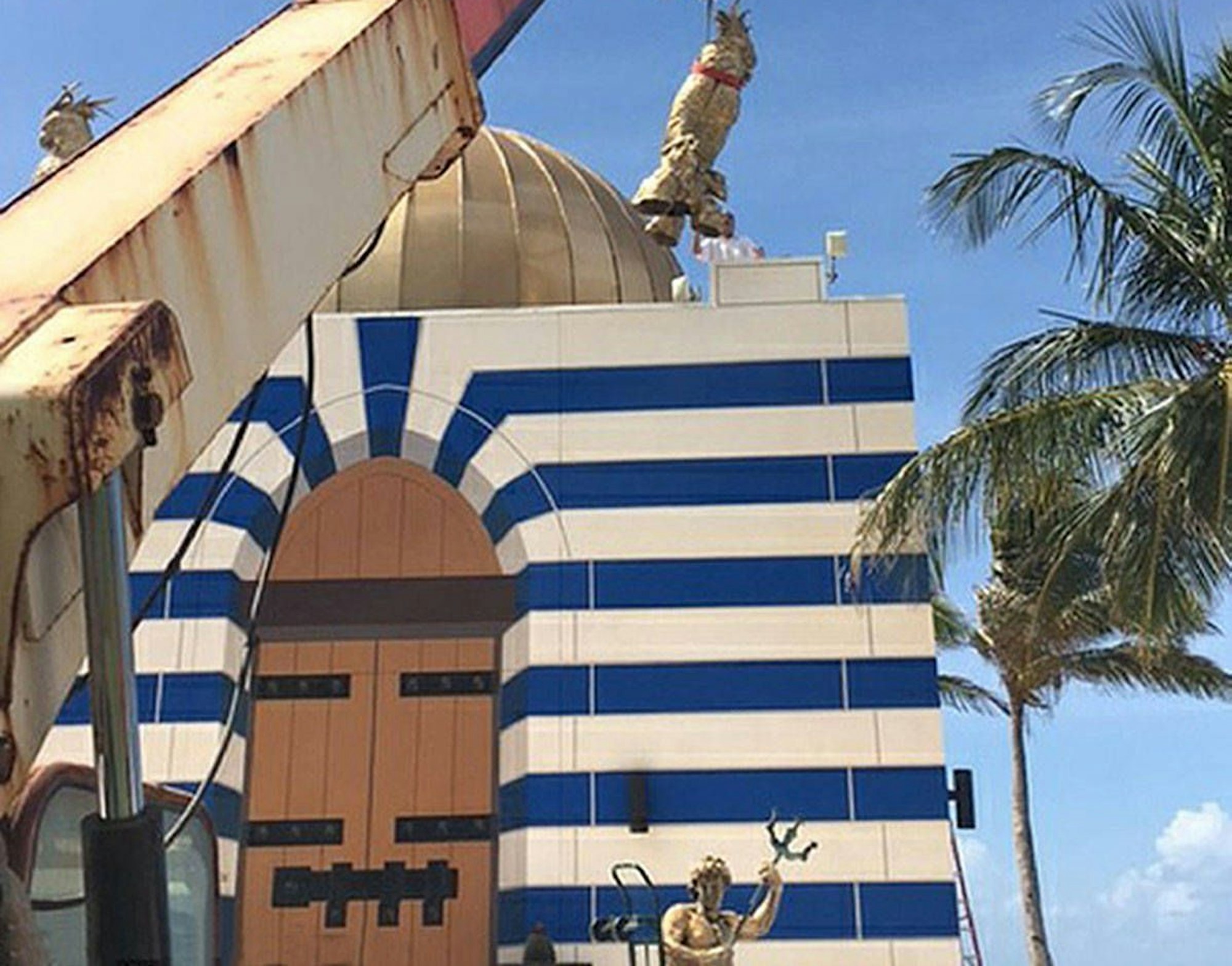 Das tempelartiges Gebäude auf der Insel von Jeffrey Epstein.