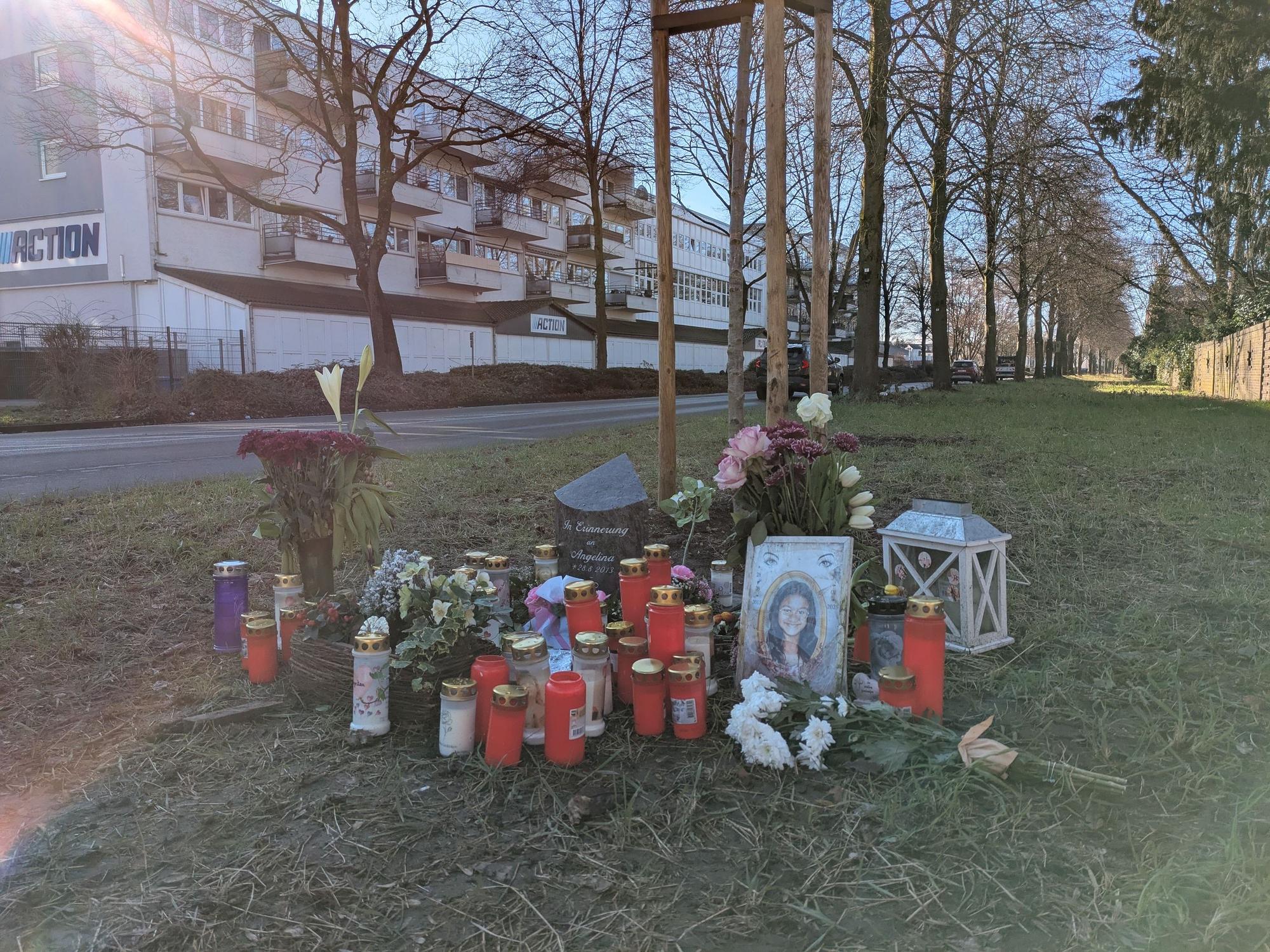 An der Stele und dem Baum für Angelina am Berliner Platz stehen in diesen Tagen viele Kerzen und Blumen.