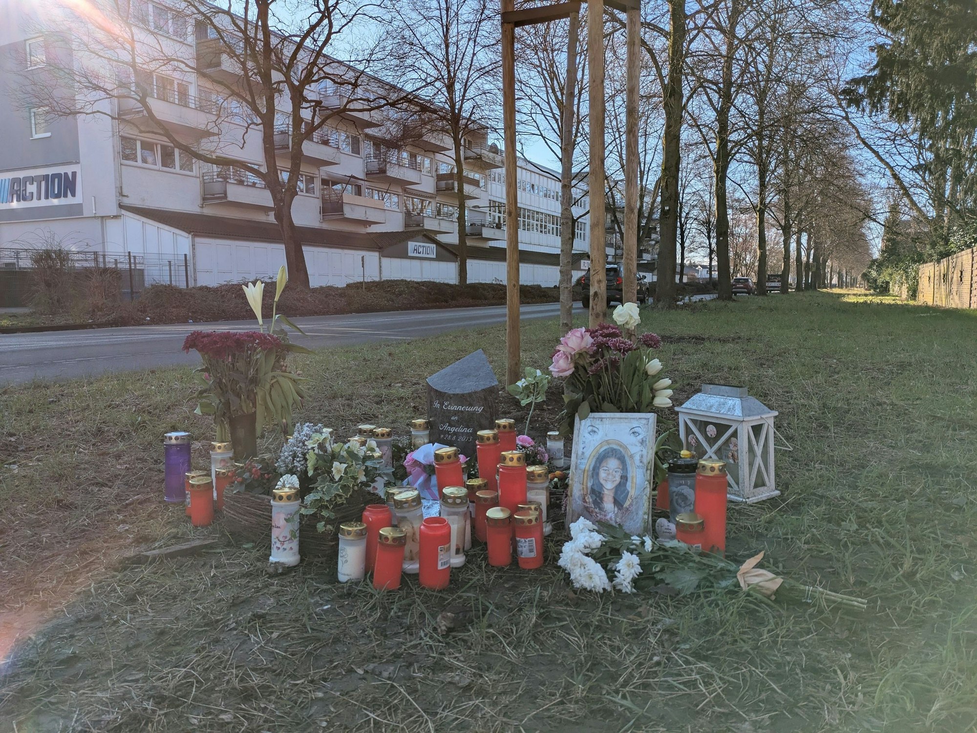 An der Stele und dem Baum für Angelina am Berliner Platz stehen in diesen Tagen viele Kerzen und Blumen.