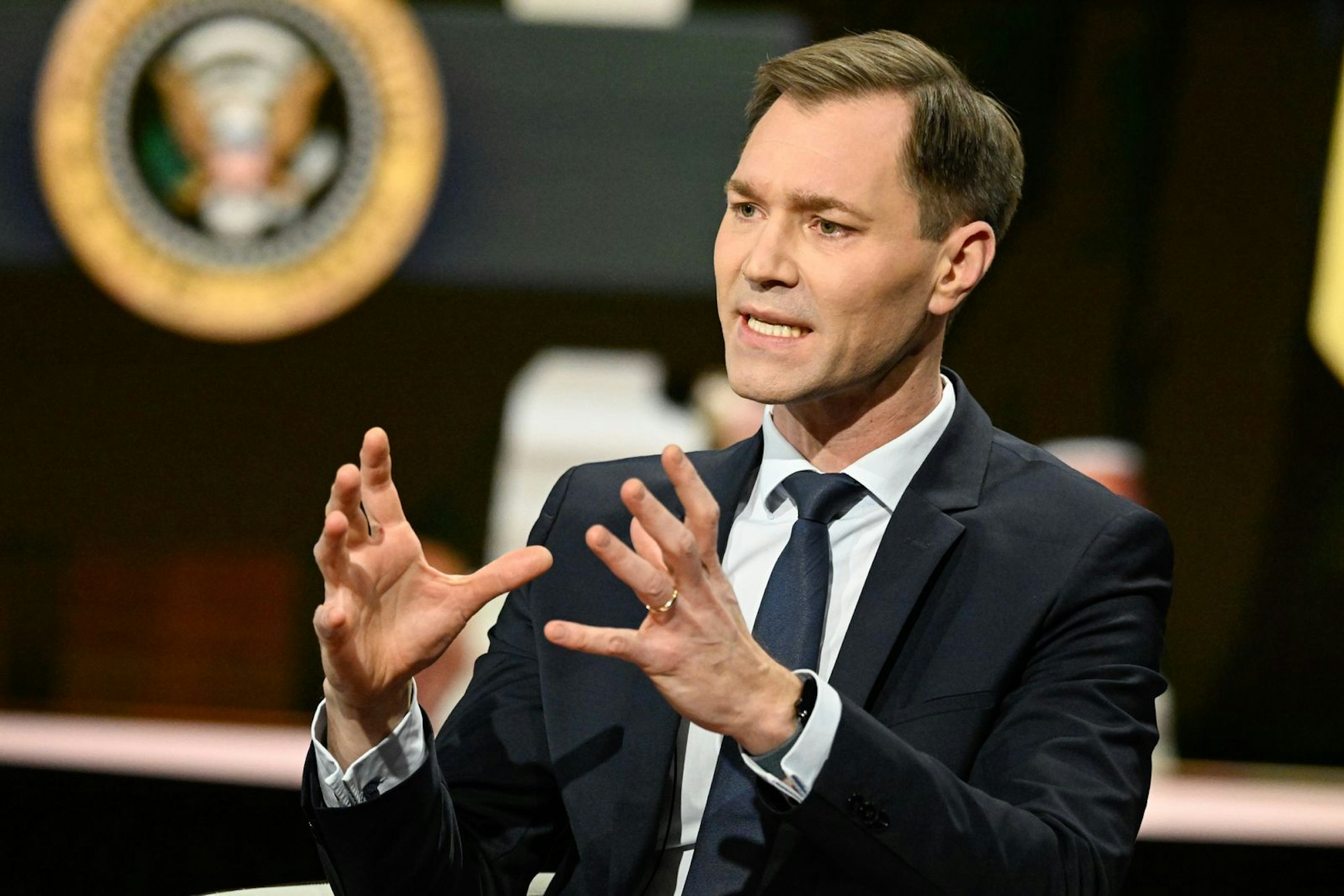 Strategieberater Julius van de Laar offenbarte, wie häufig der Name Donald Trump in Epstein-Dokumenten auftauche. (Bild: ZDF / Markus Hertrich)