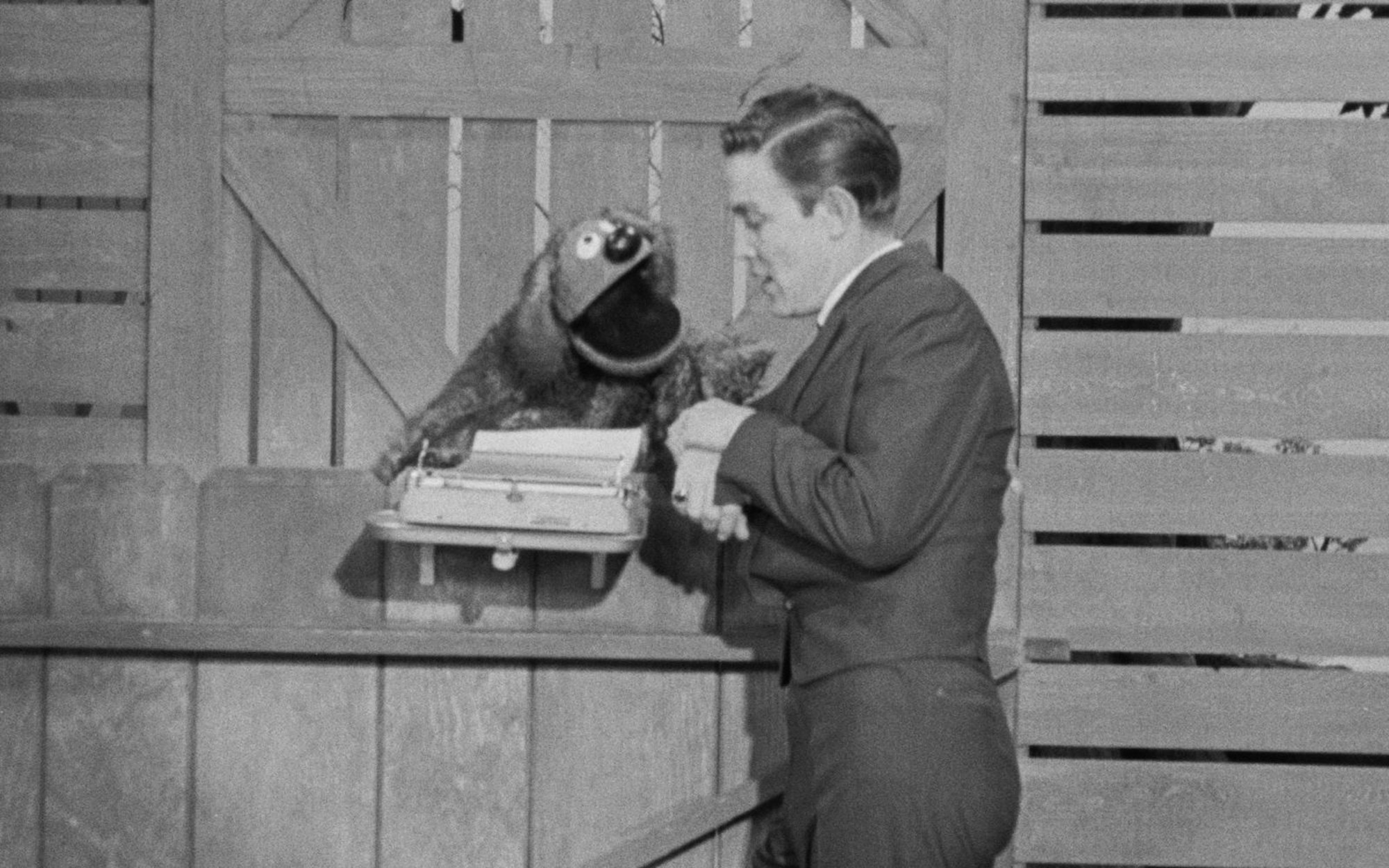 Miss Piggy und Kermit mögen zwar die bekanntesten Muppets sein, waren aber nicht die ersten Vertreter ihrer Zunft. Stattdessen steht der Hund Rowlf am Beginn eines weltweiten Siegeszuges. (Bild: Don Paulsen / Michael Ochs Archives / Getty Images)