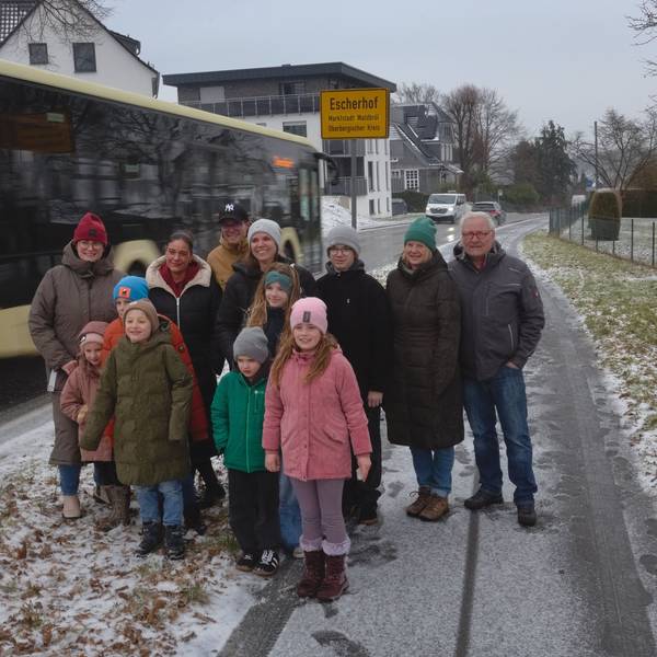 Sie fordern mehr Sicherheit in der Waldbröler Ortschaft Escherhof: Eva Rose (links), Markus Ohrendorf (Dritter von links) und Rainer Wirths (rechts) haben sich nun an die Politik gewandt.