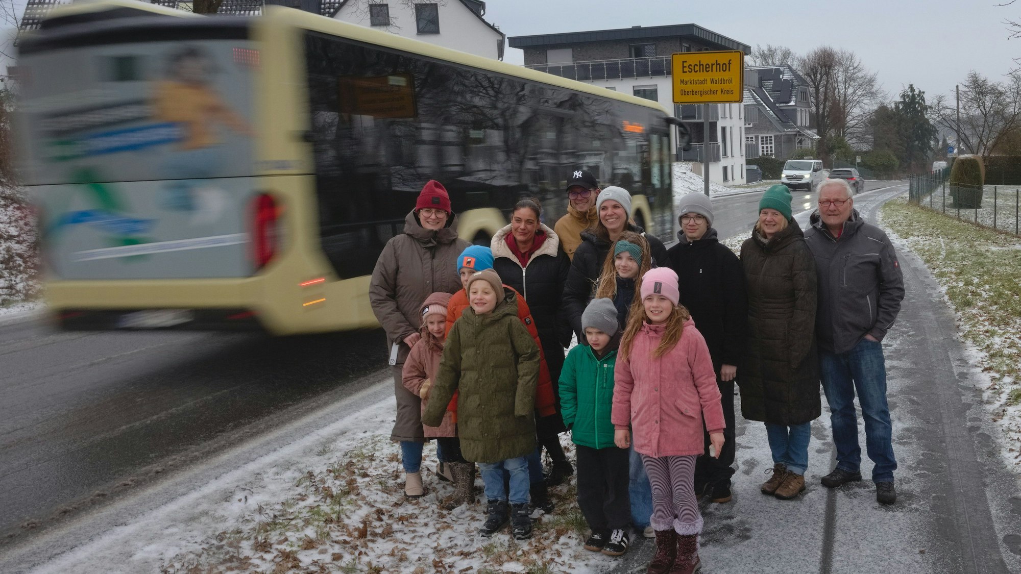 Sie fordern mehr Sicherheit in der Waldbröler Ortschaft Escherhof: Eva Rose (links), Markus Ohrendorf (Dritter von links) und Rainer Wirths (rechts) haben sich nun an die Politik gewandt.