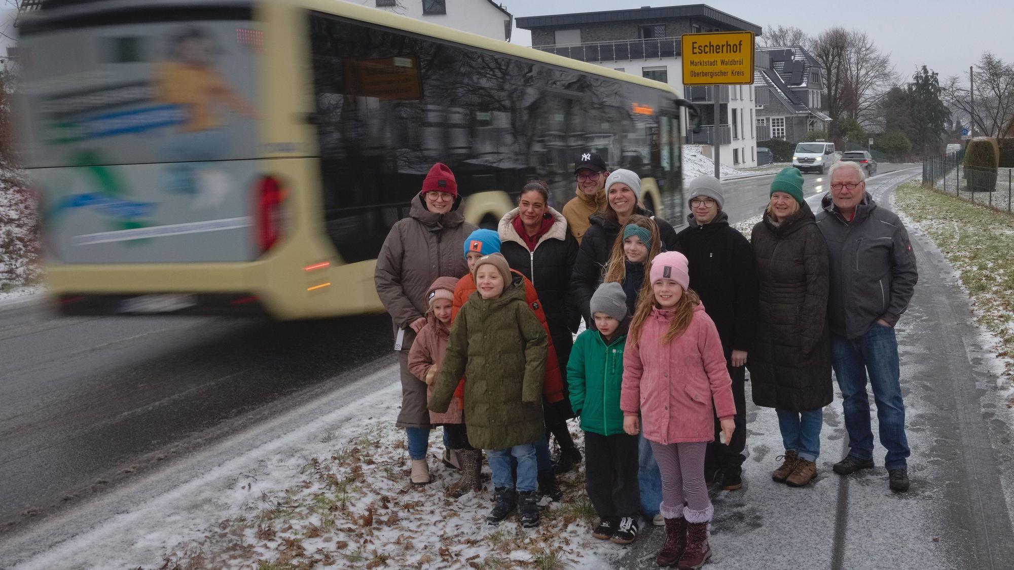 Sie fordern mehr Sicherheit in Escherhof: Eva Rose (links), Markus Ohrendorf (Dritter von links) und Rainer Wirths (rechts) haben sich mit Erfolg an die Waldbröler Stadtpolitik gewandt.