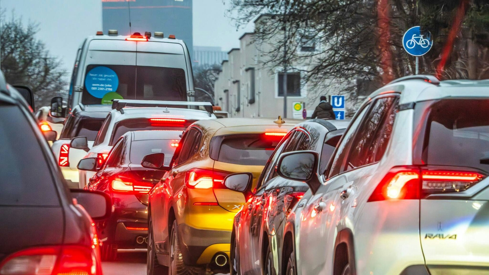 Lange Autoschlangen: Viele EU-Bürger nutzen im städtischen Raum täglich das Auto. /