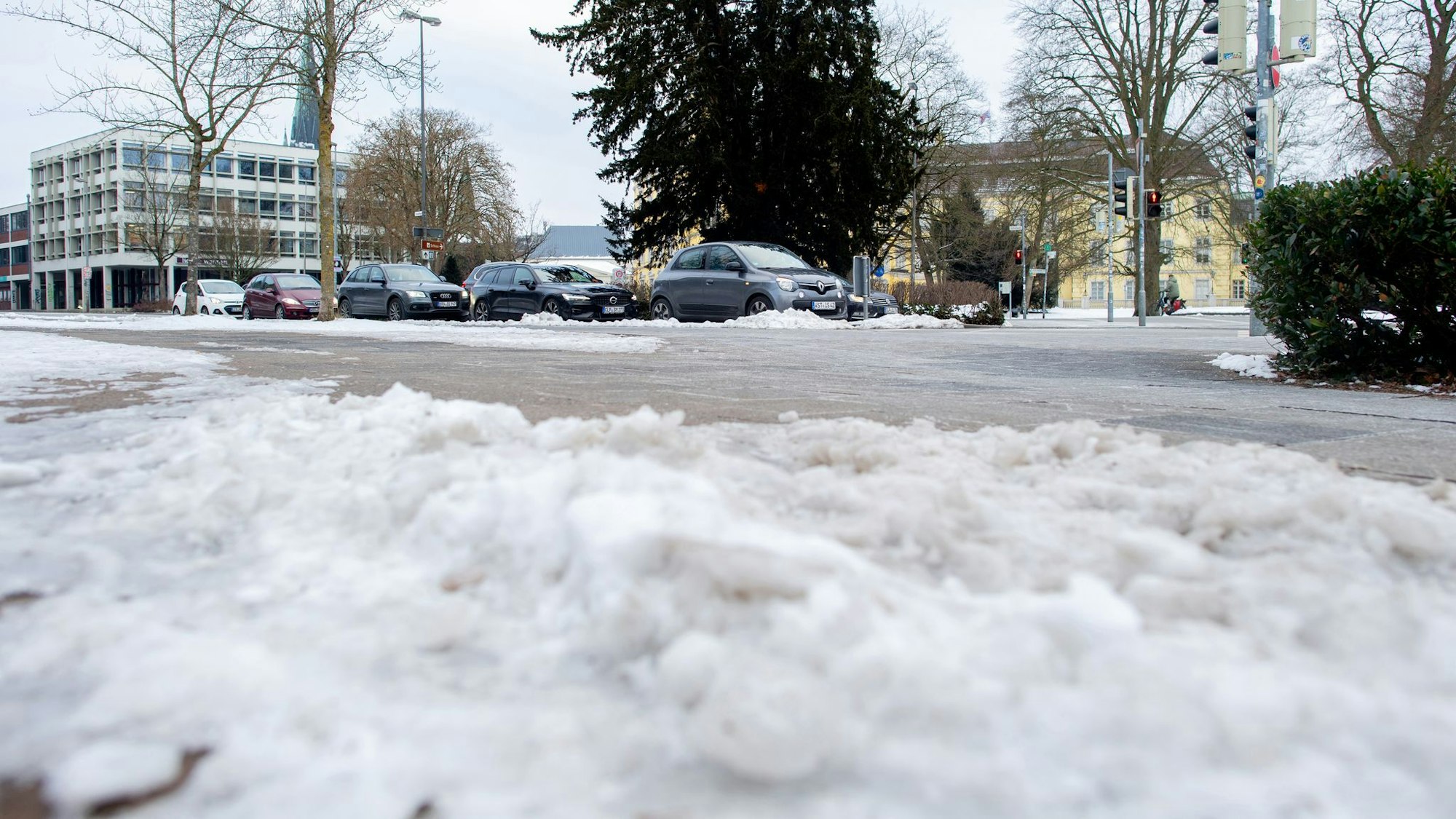 Wegen des Winterwetters müssen sich die Menschen in Teilen Deutschlands am Mittwochmorgen auf glatte Straßen einstellen.