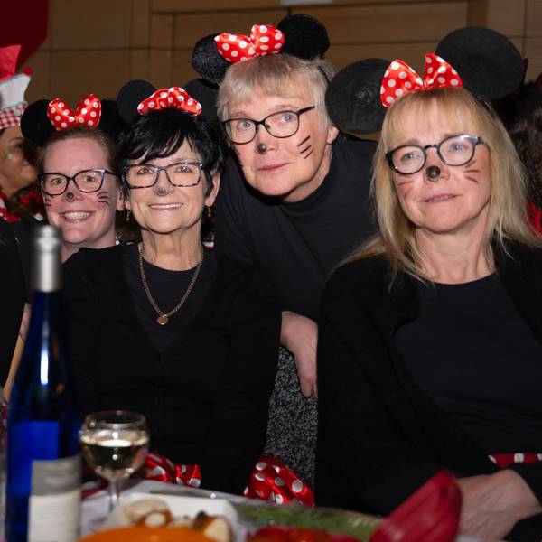 Das Bild beweist: Unter den vielen feiernden Frauen beim Mütterkaffee in Engelskirchen wurde auch diese Minnie-Maus-Gruppe gesichtet.