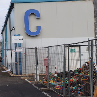 Zu sehen ist eine Lagerhalle, die bei einem Feuer Schaden genommen hat.