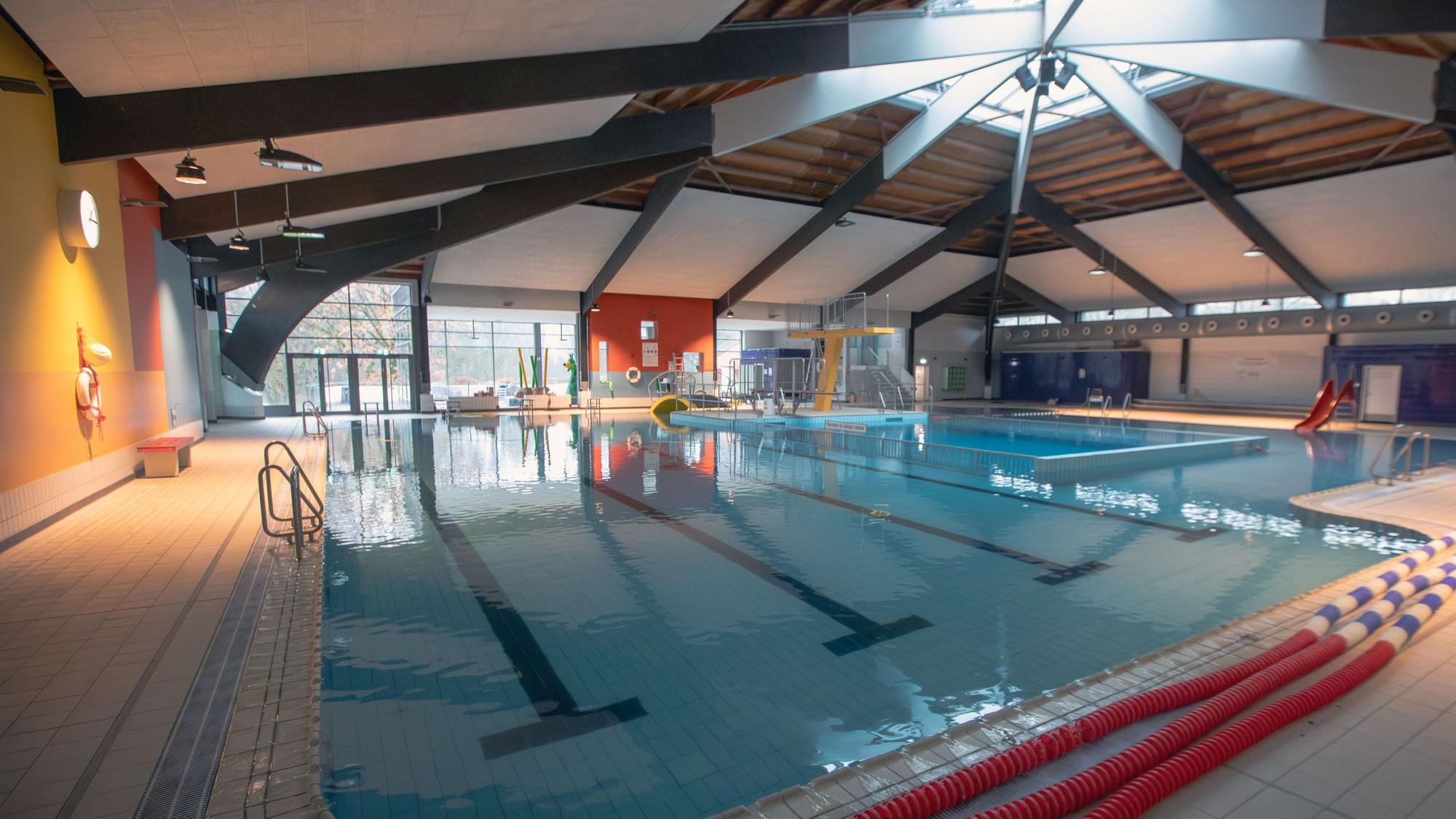 Das Schwimmbecken des Zündorfbads wartet auf Nutzer.
